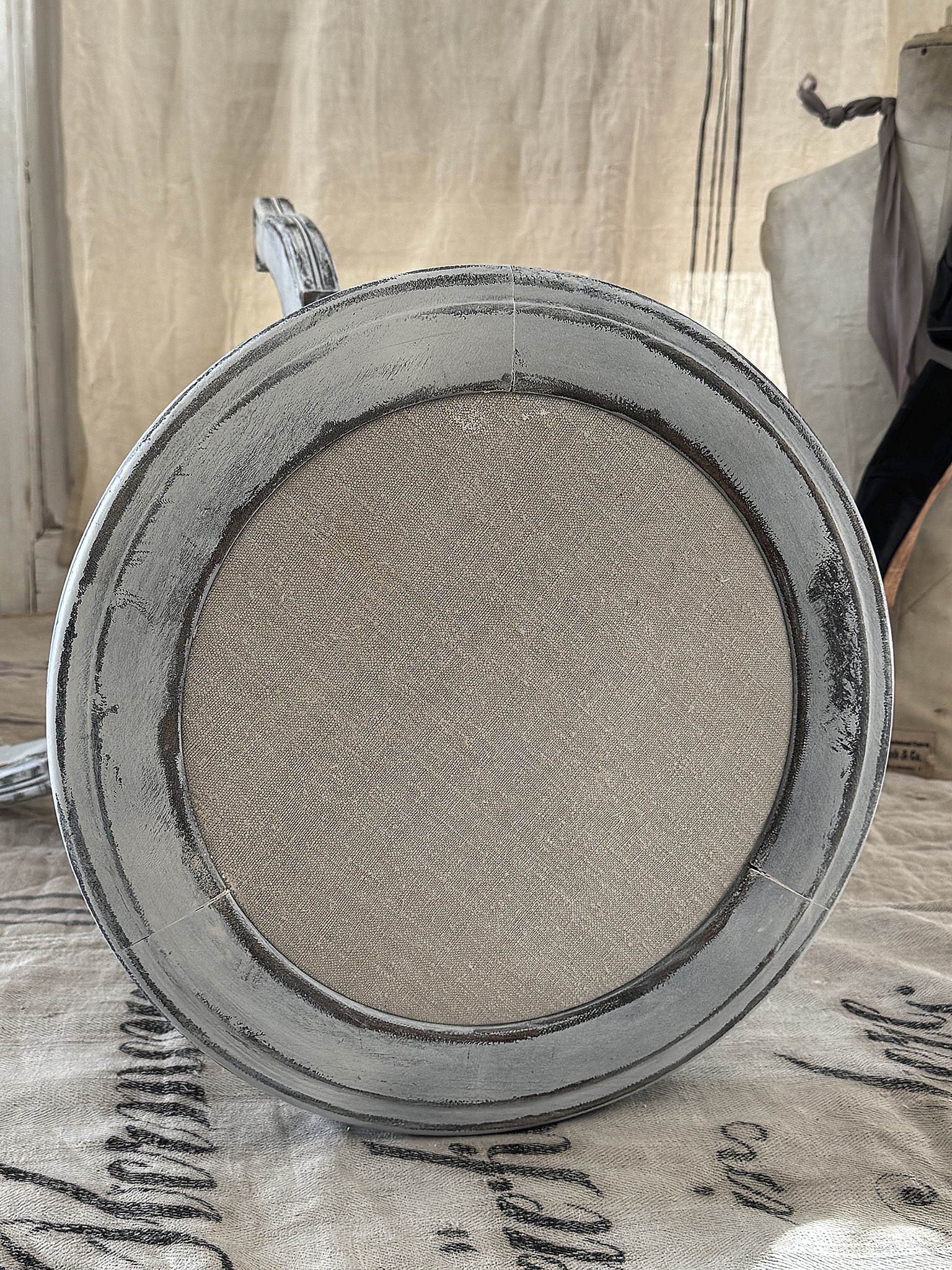 Antiker Klavierhocker im weißen Vintage-Kleid***