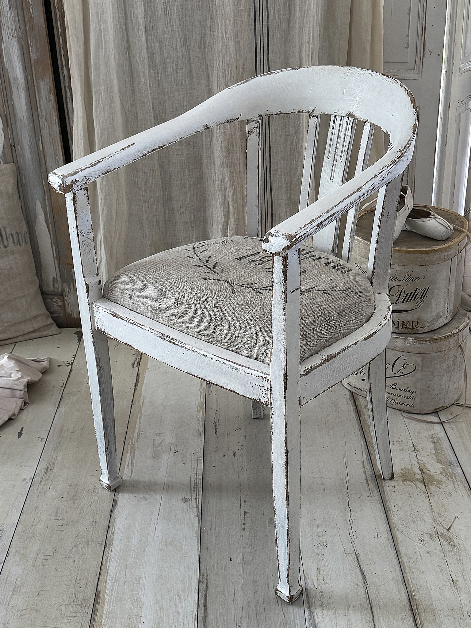 Großer Armlehnstuhl mit antikem Leinensack-Bezug von 1893 im Shabby Chic***