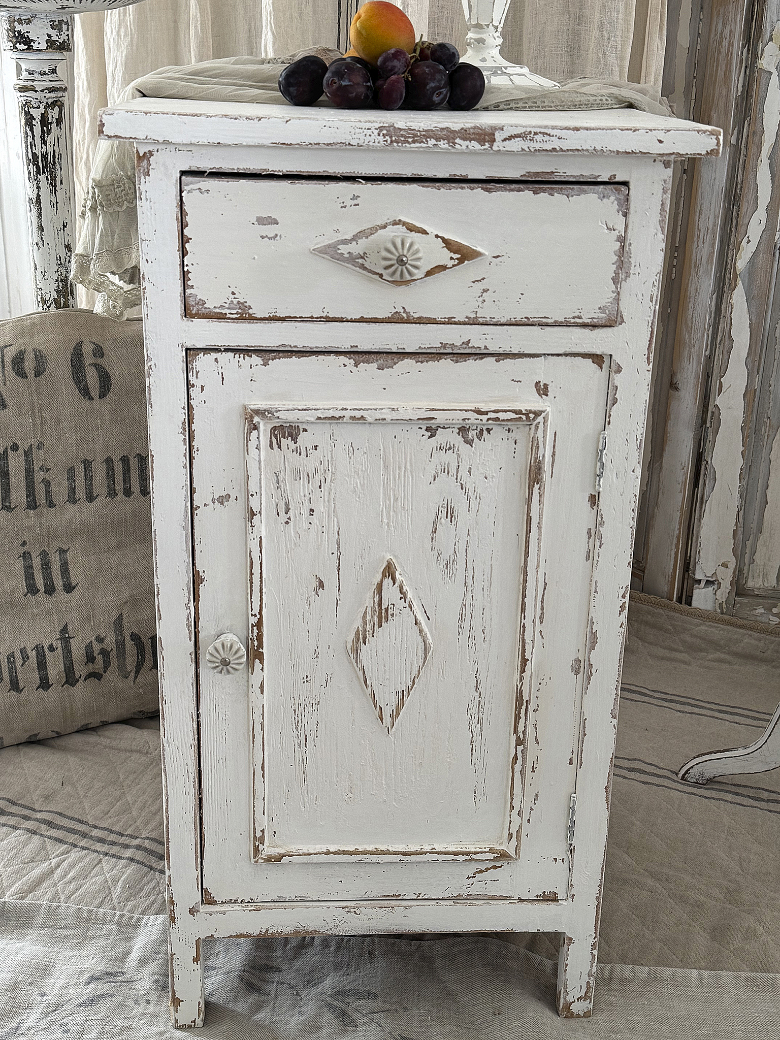 Antikes Beistellschränkchen Shabby-pur