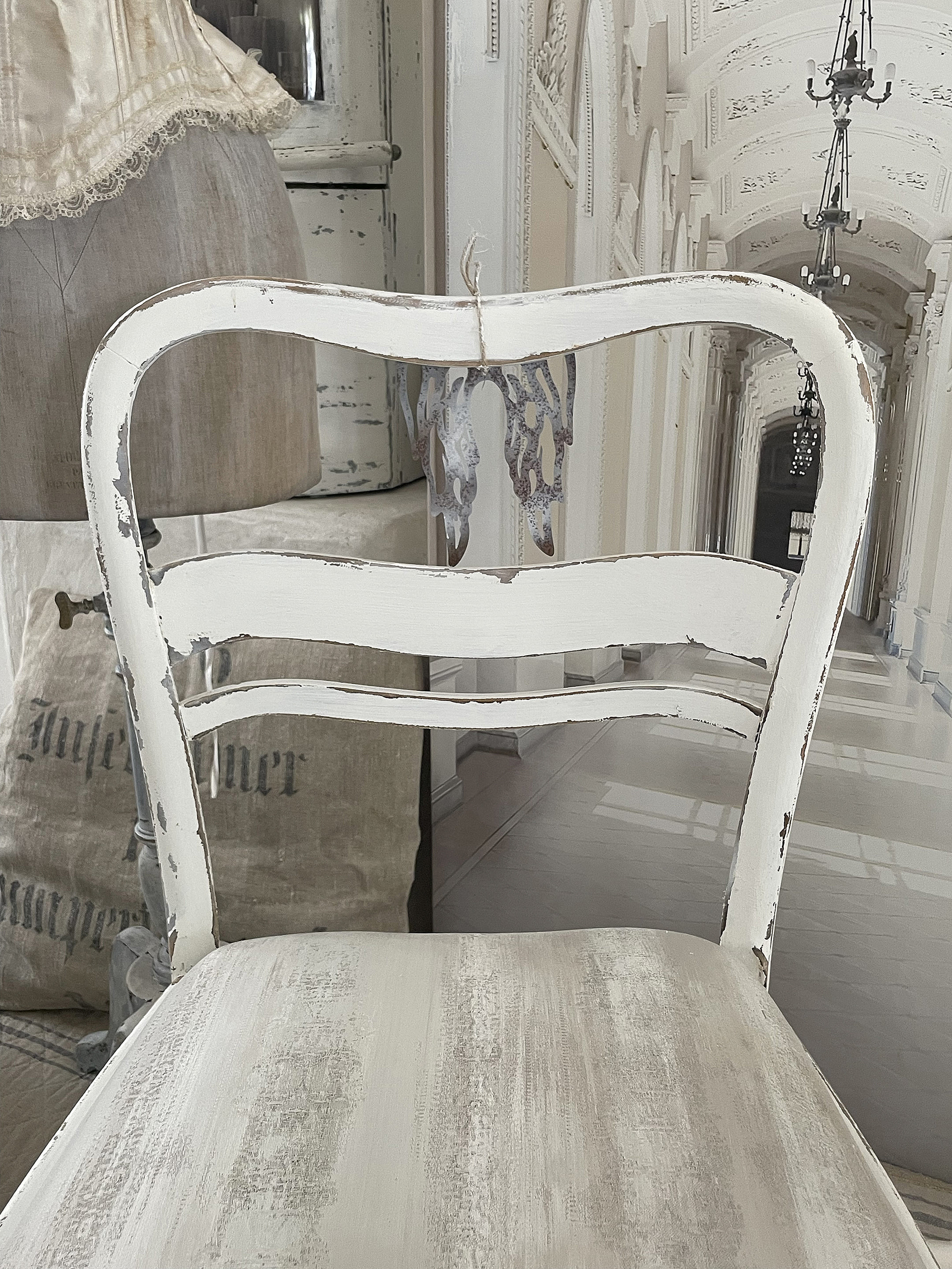 Antiker Louis Philippe Stuhl im weißen Shabbykleid