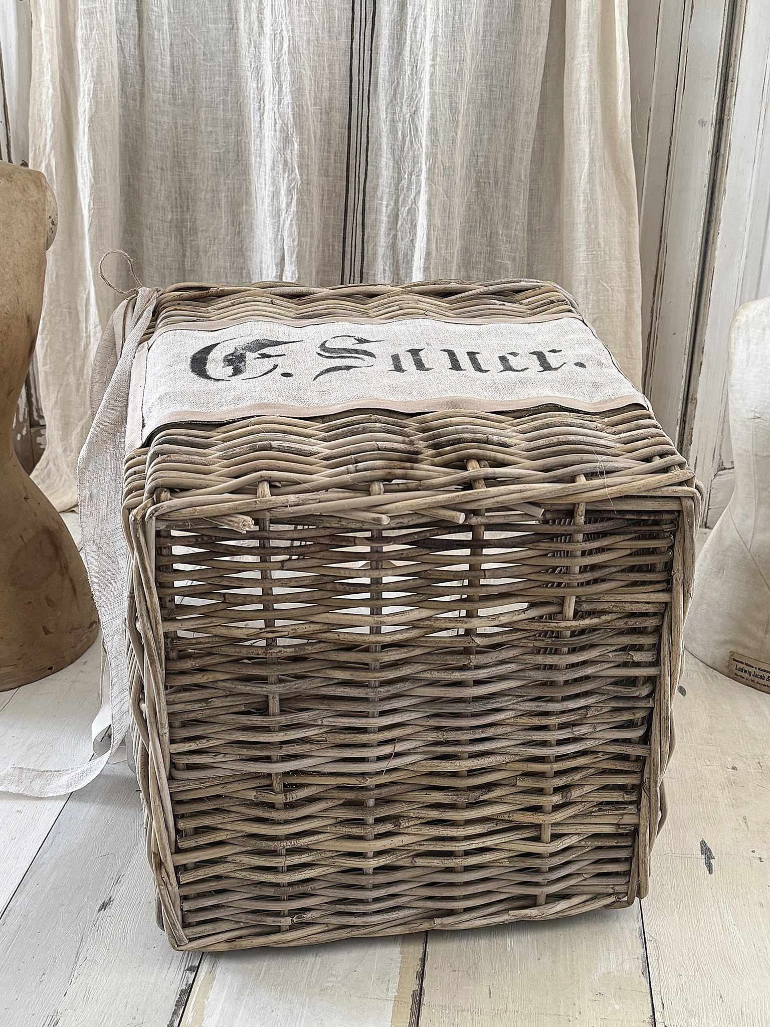 Großer eckiger Naturweidenkorb mit Leinenschild – XL Shabby Chic***