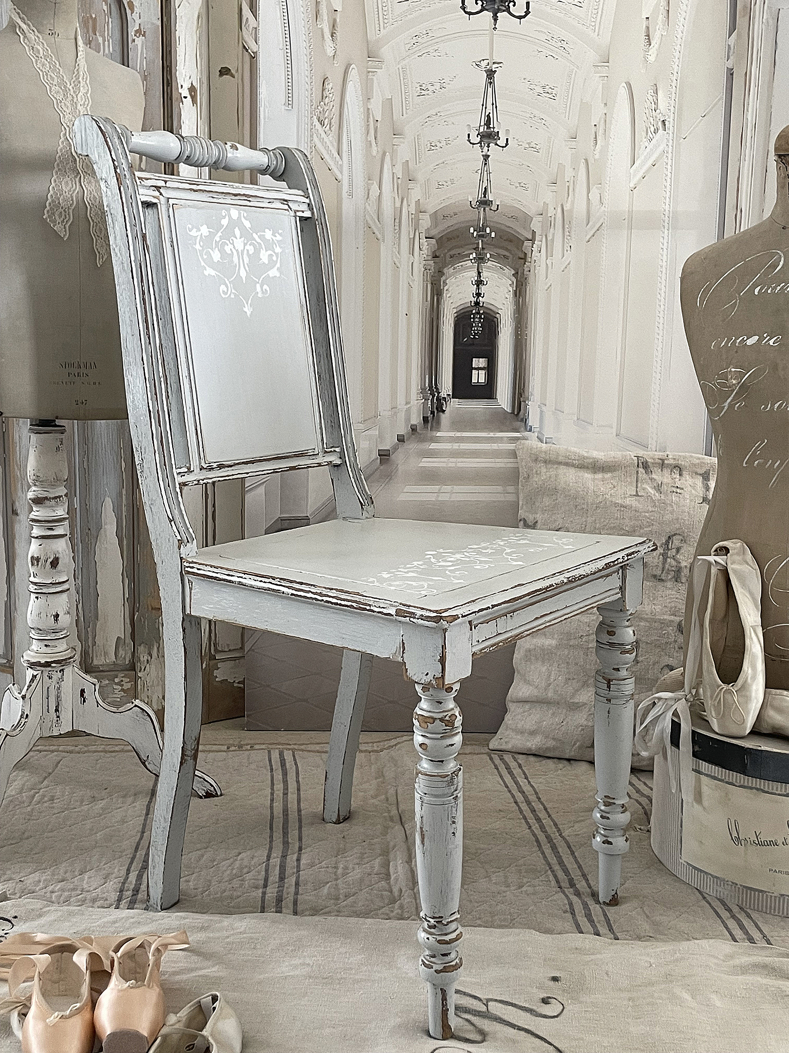 Vintage Tisch mit eleganter Gravur im romantischen Ambiente Handgefertigter Vintage Tisch in einem stilvollen Raum mit klassischer Einrichtung