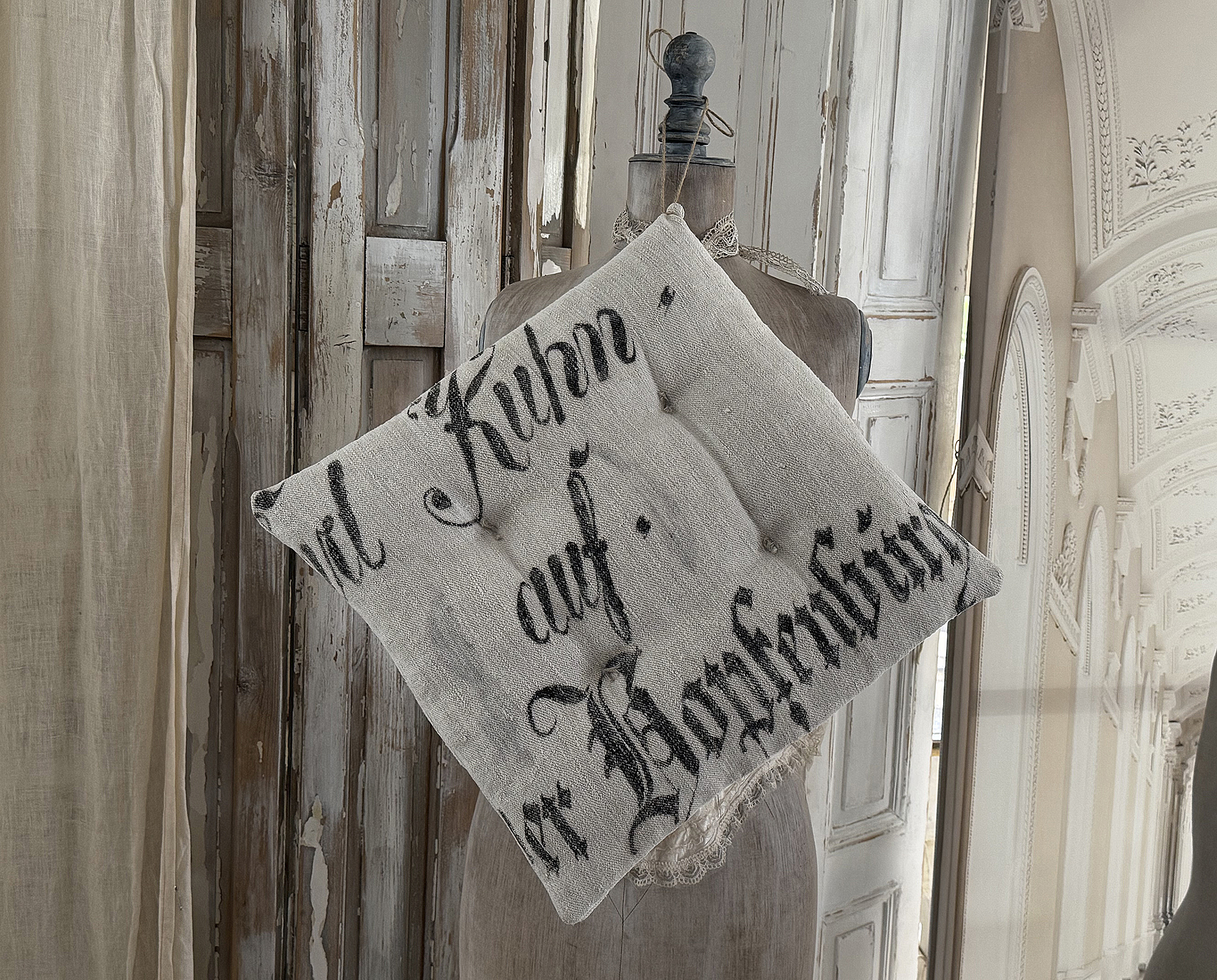 Vintage- Stuhlkissen aus antikem Mehlsack – mit Originaldruck 1861