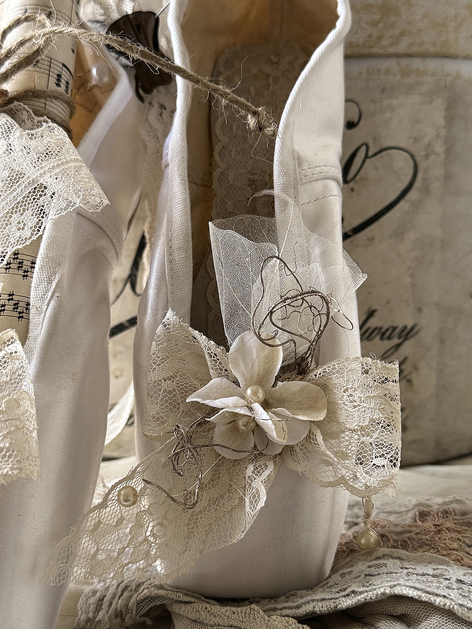 Weiße Spitzen-Ballettschuhe mit Notenblatt***