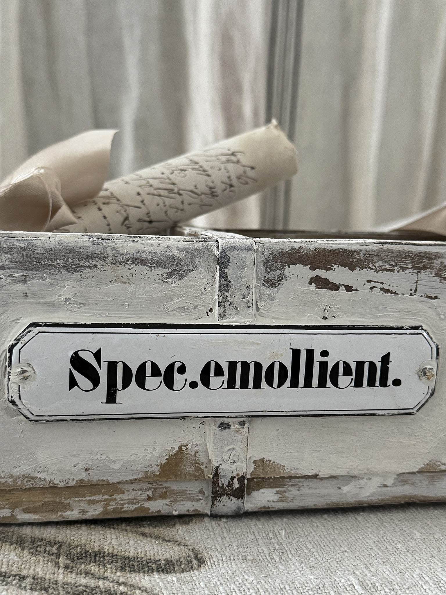 Antike lange Apothekerschublade mit Geschichte- Spec.emollient.***