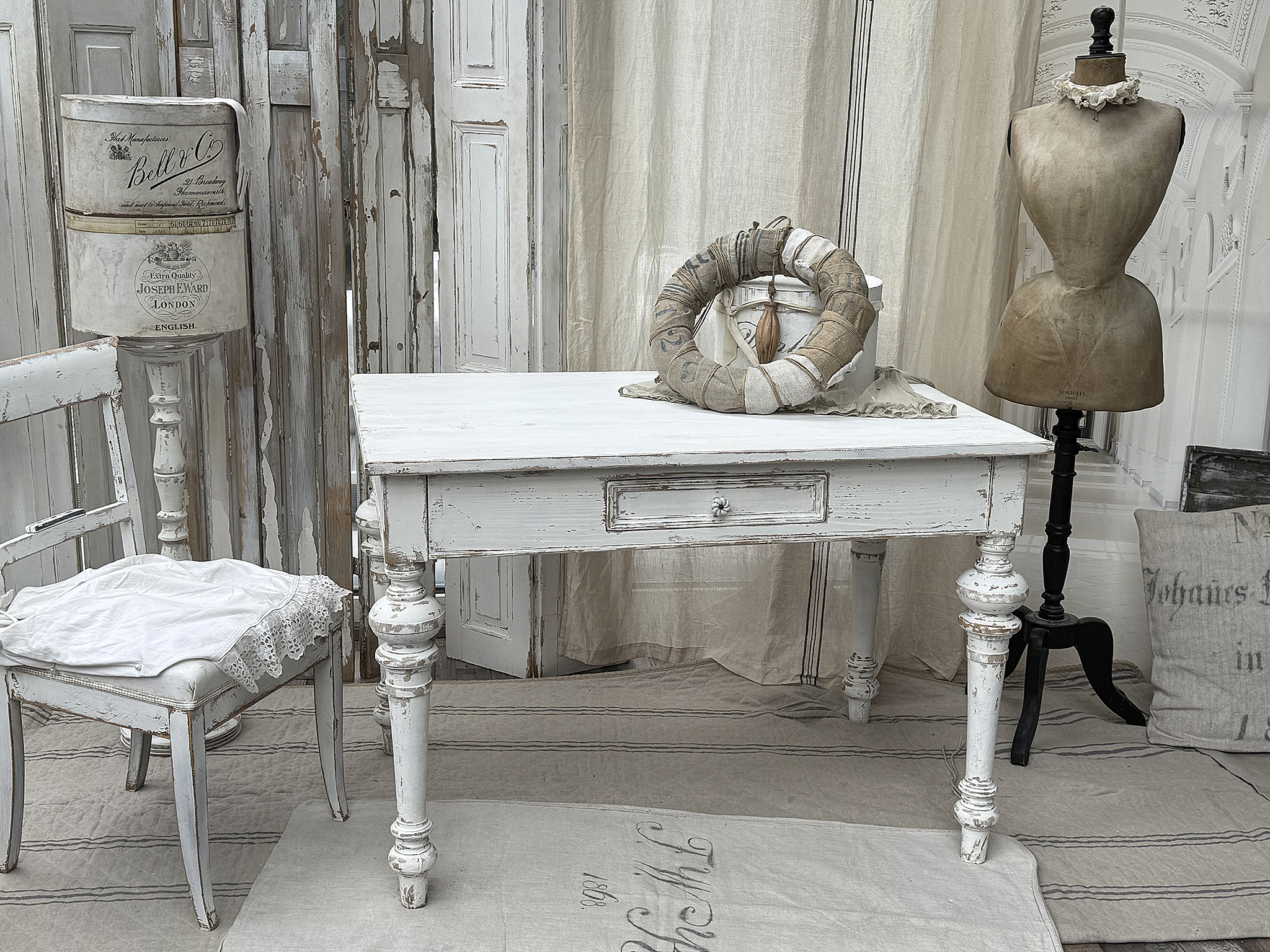 Antiker großer Gründerzeittisch im Shabby Chic***