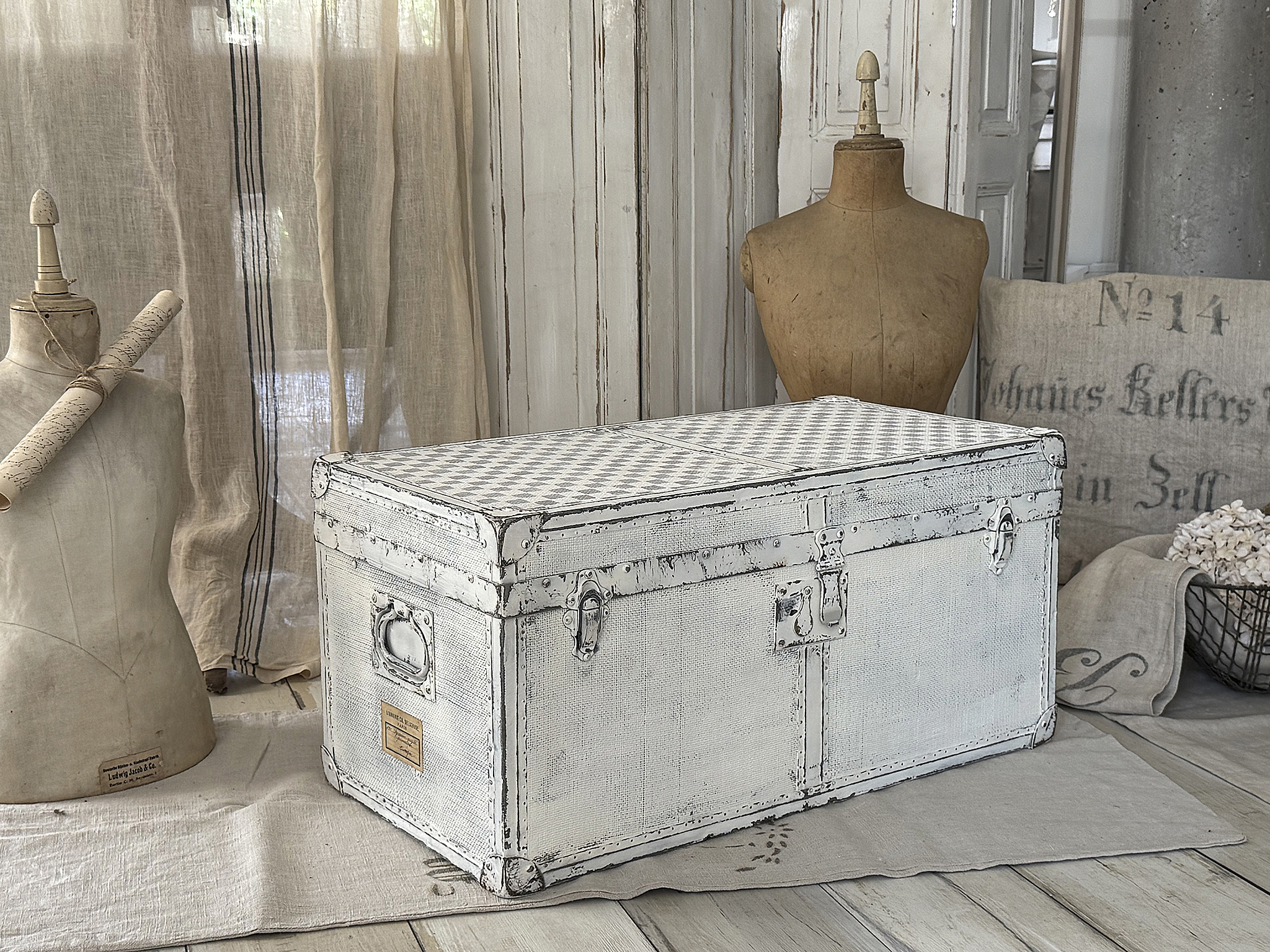 Französische Vintage-Truhe mit Charme***