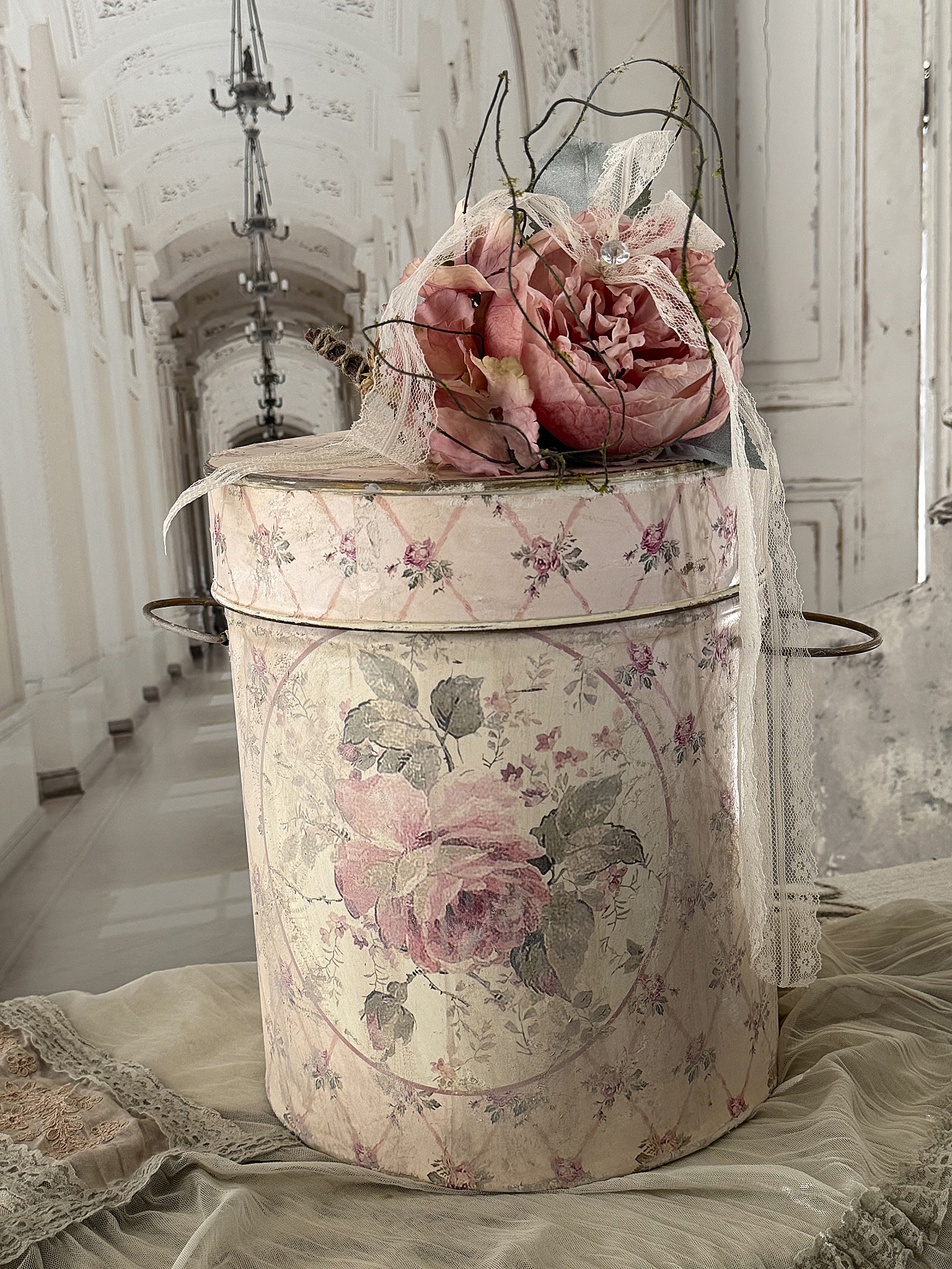 Alte Blechdose mit Rosen – romantisches Vintage-Arrangement