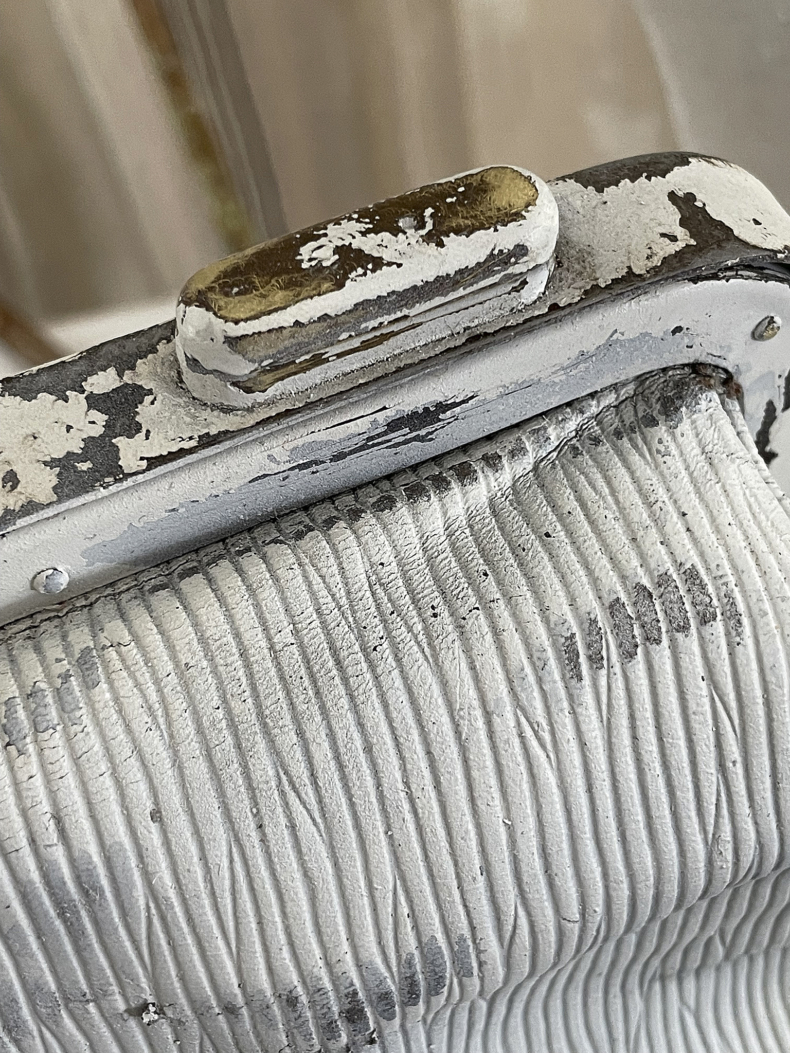 Detailaufnahme einer vintage Geldbörse in Weiß mit abgenutztem Metallverschluss Nahaufnahme einer alten Geldbörse aus weißen Materialien mit strukturiertem Design und beschädigtem Verschluss