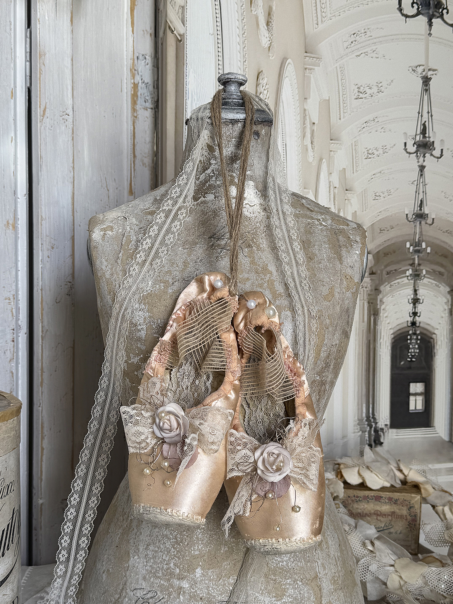 Reizende alte Spitzenschuhe – Poesie in zartem Vintage-Rosé***