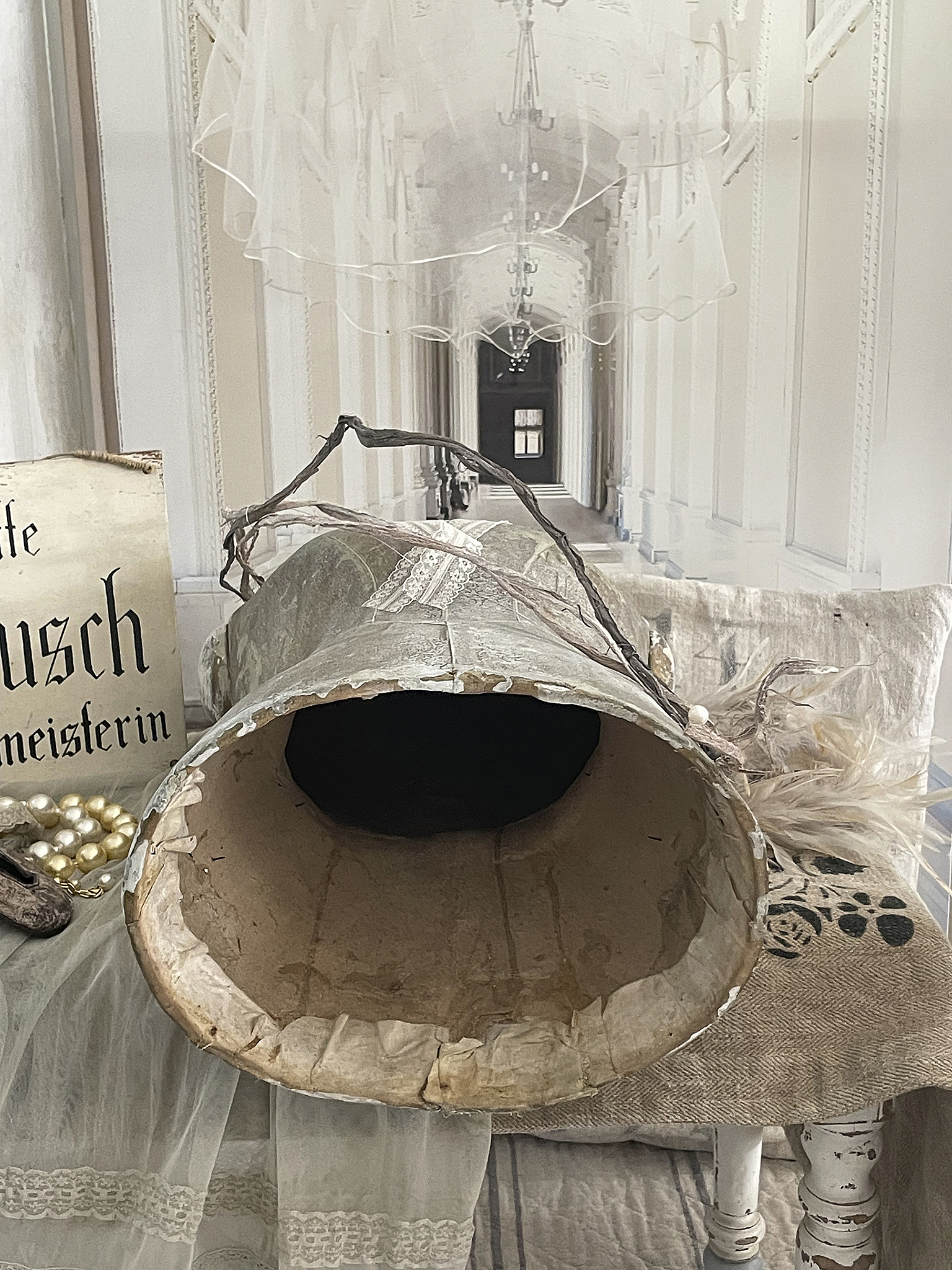 Alter Trichter auf einem Tisch mit nostalgischen Accessoires und stilvoller Hintergrund-Dekoration