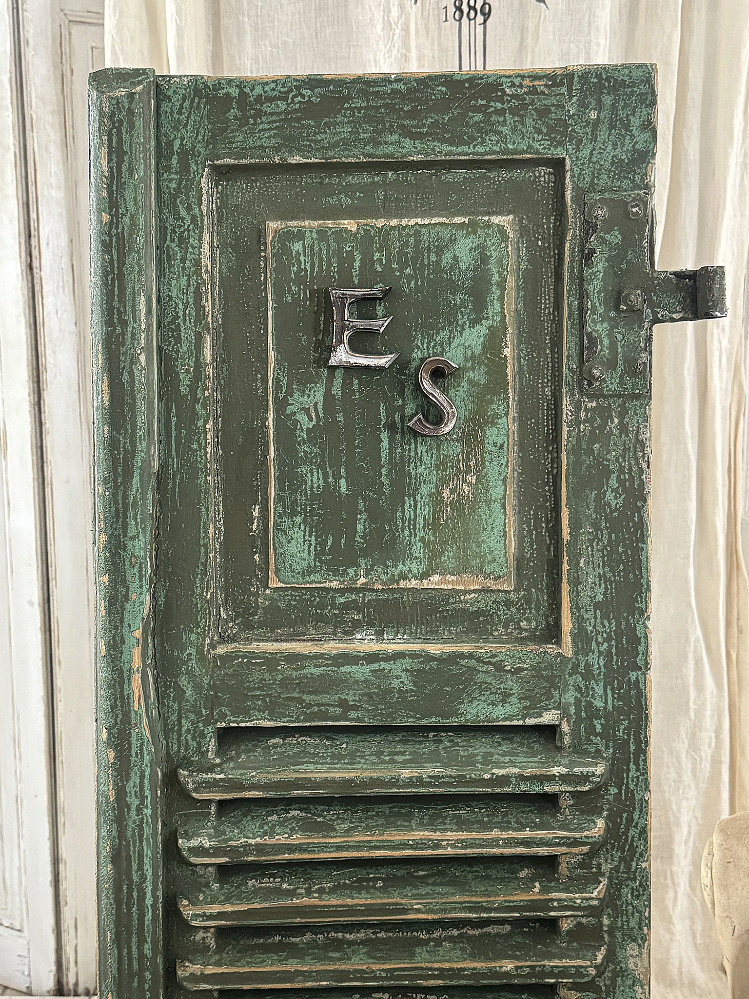 Antiker Fensterladen mit Originalpatina | Grün-Türkis | Vintage Shabby Chic | Messingbuchstaben E & S***