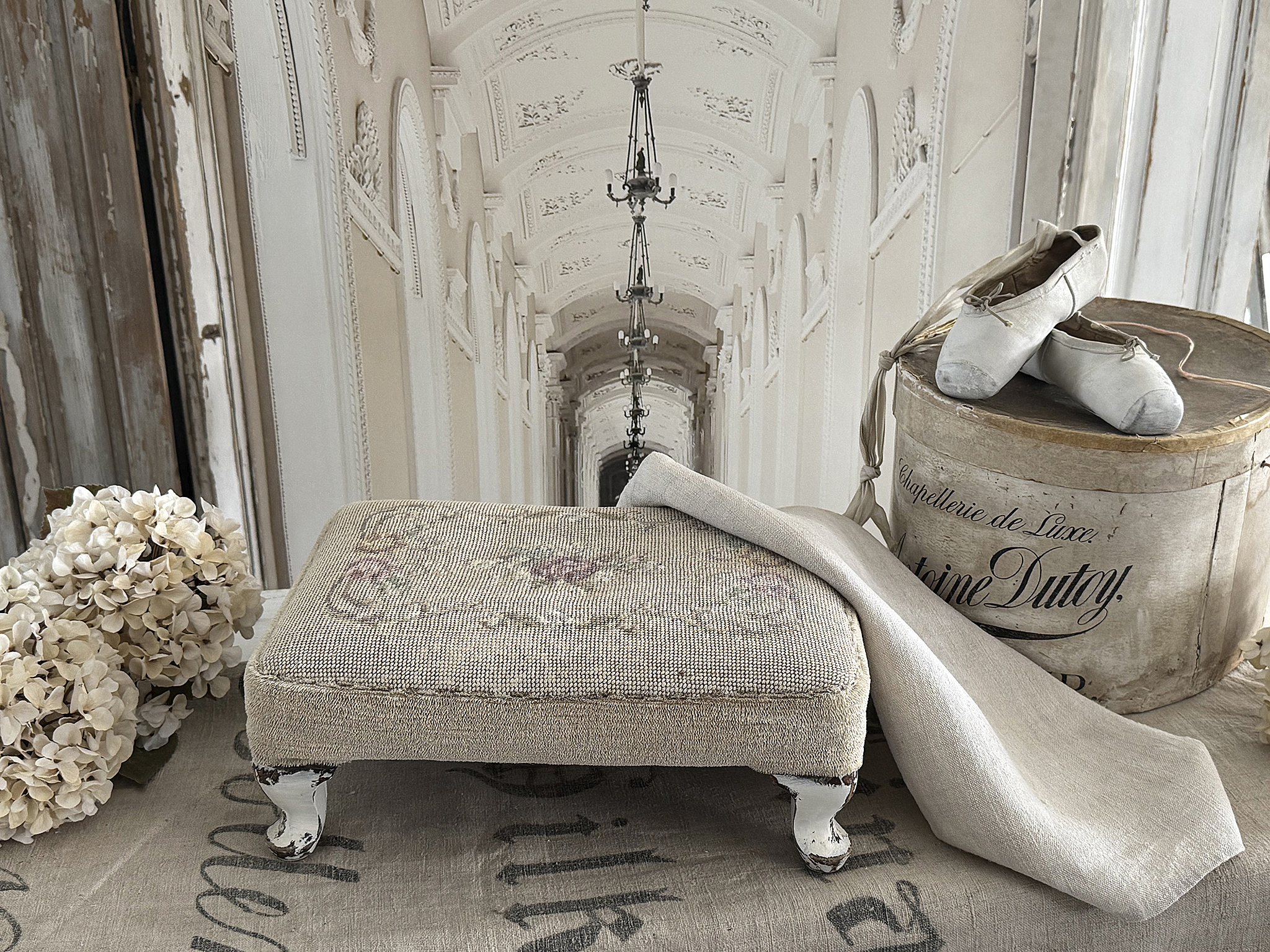  Verwandlungskünstler im Shabby-Look – Alter Gobelin-Fußhocker***