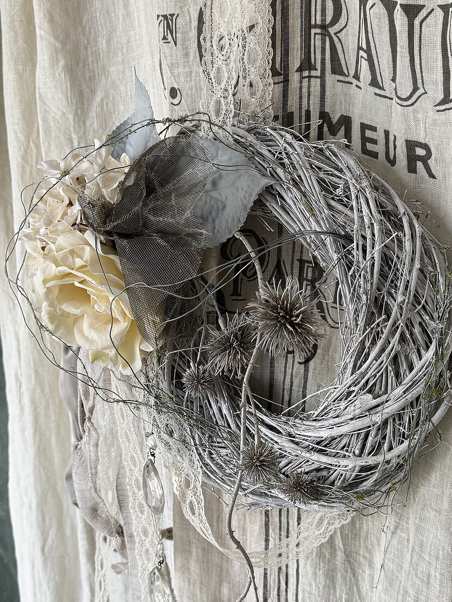 Romantischer Dekokranz im Shabby Chic – gebundener Kranz mit Rosen, Spitze & alten Kristallen im französischen Landhausstil***