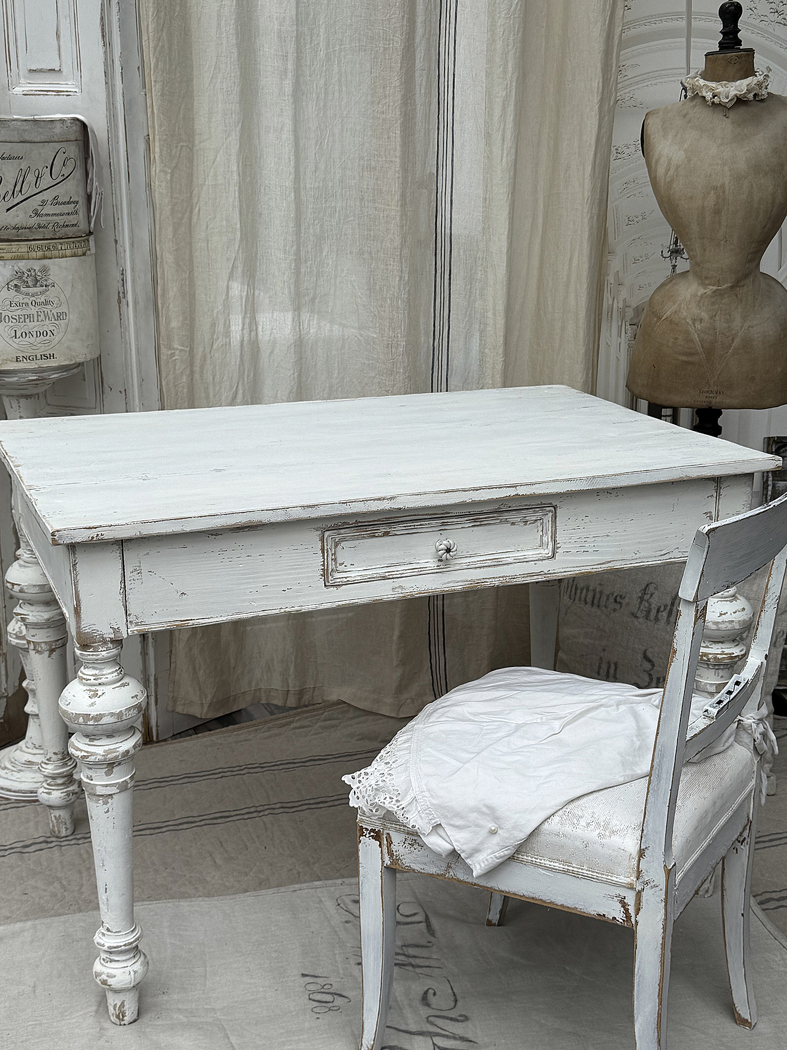 Antiker großer Gründerzeittisch im Shabby Chic***
