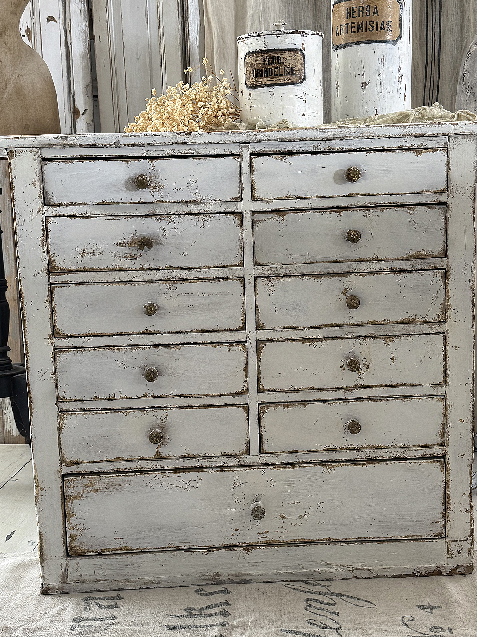 Alter Schubladenschrank aus Vollholz mit 11 Schubladen – Originaler Shabby-Charme***