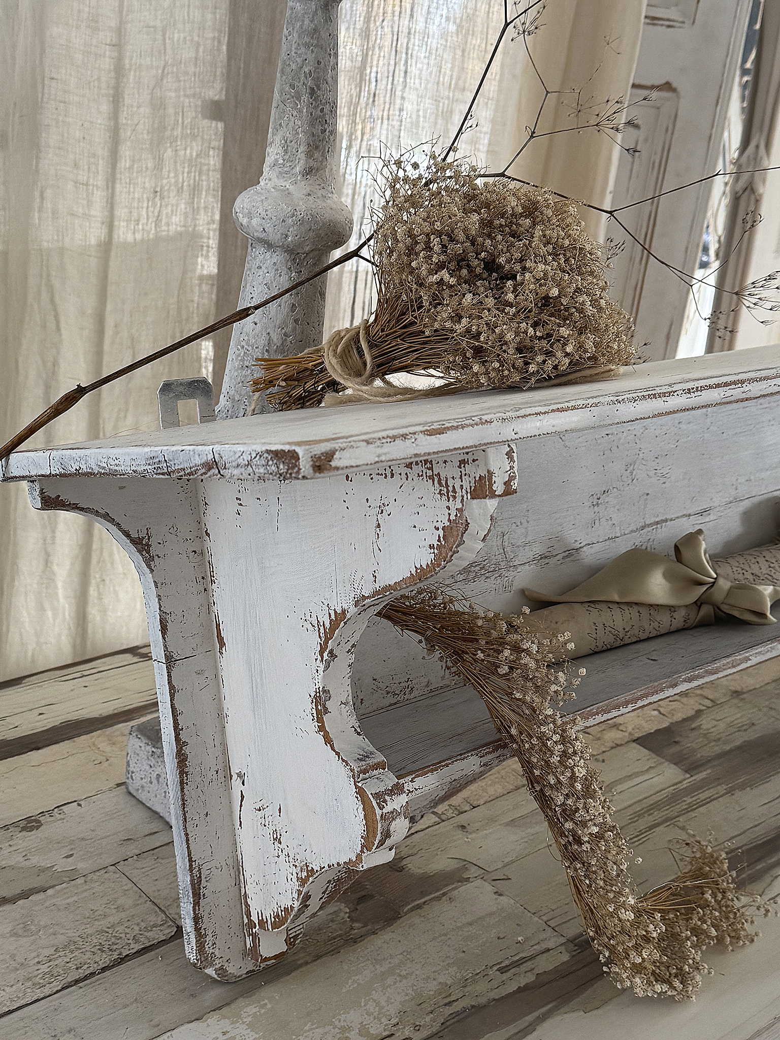 Wunderschönes, großes Gründerzeitregal im weißen Vintagekleid***