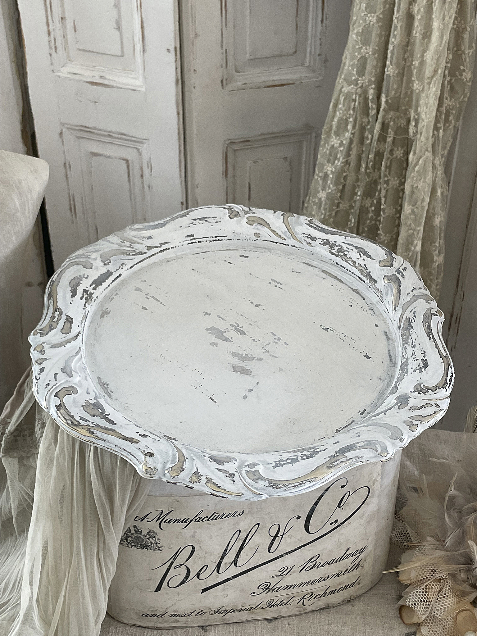 Dekorativer vintage Tablett mit verschnörkeltem Rand Schmuckstück im Shabby-Chic-Stil: Weißes Tablett mit nostalgischem Design