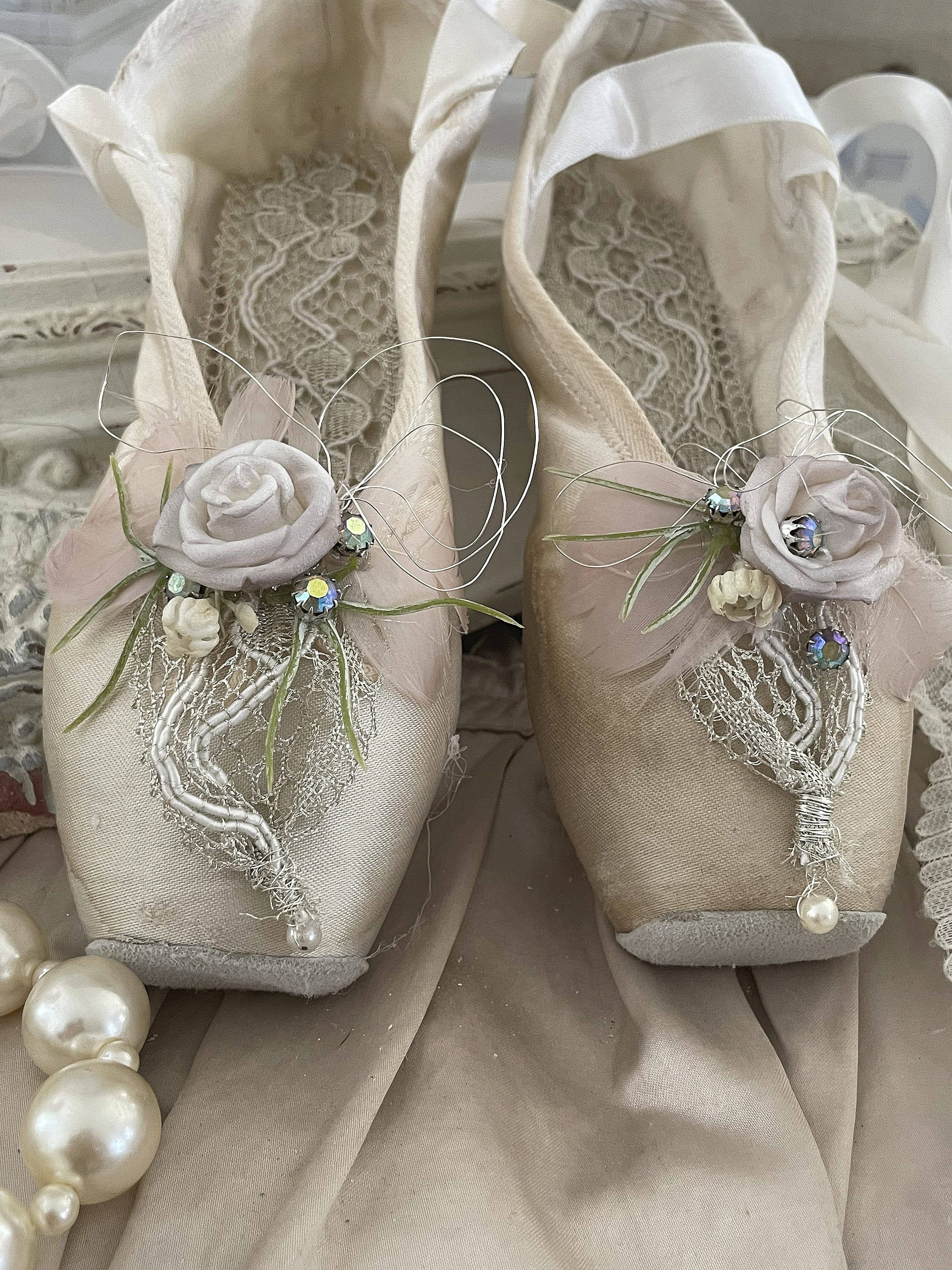 Süße alte Spitzenschuhe Shabby-weiß