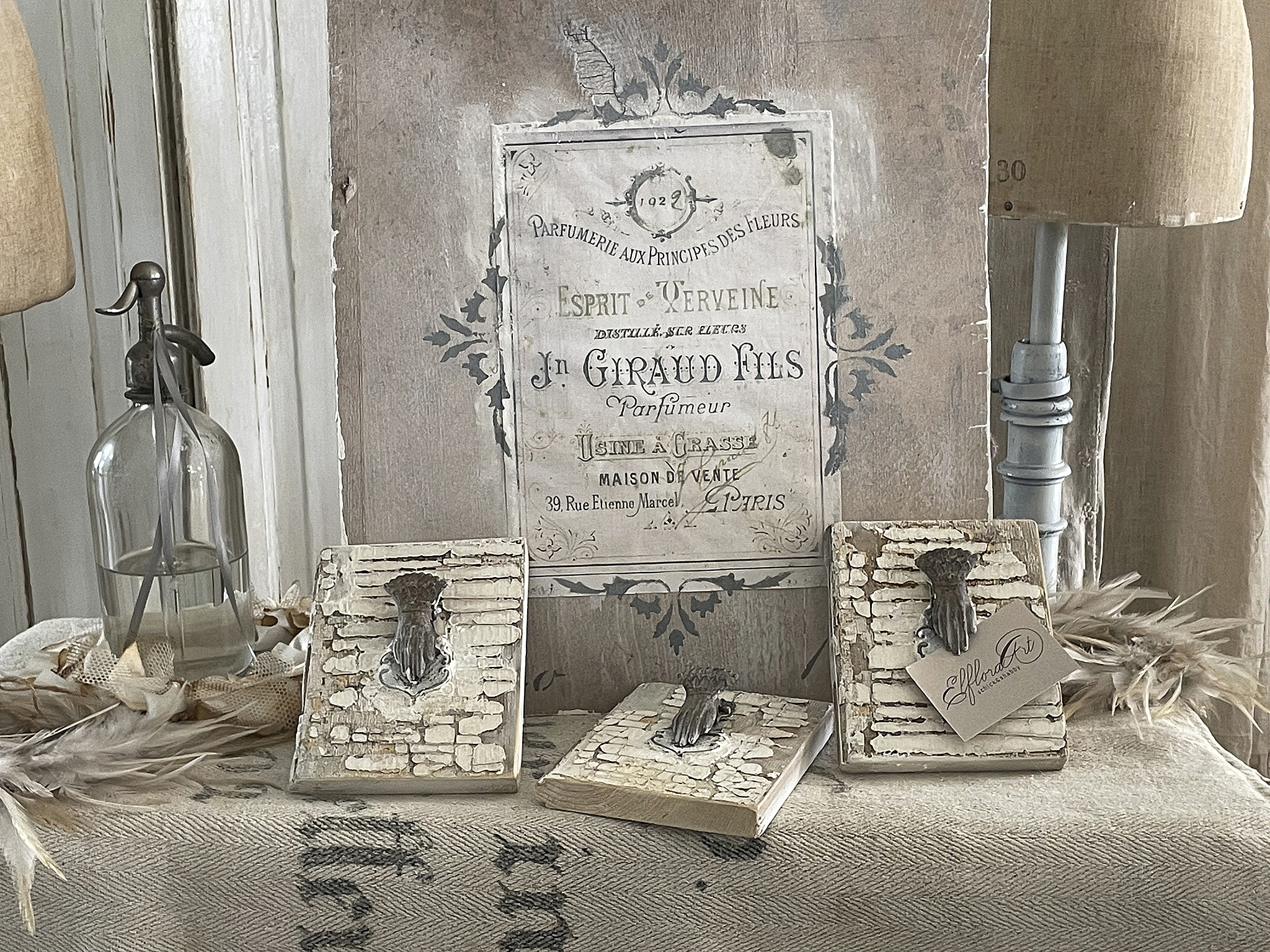 Antike Briefklammer -Hand- auf altem Holzbrettchen ***