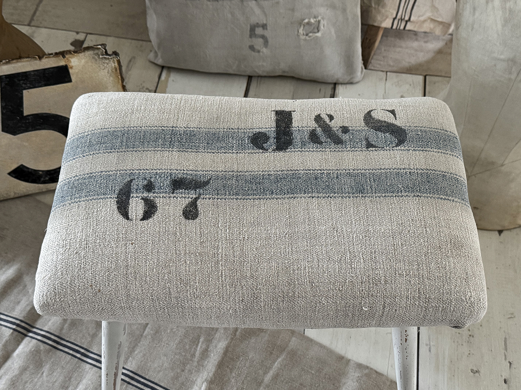 Hocker mit altem Leinen***