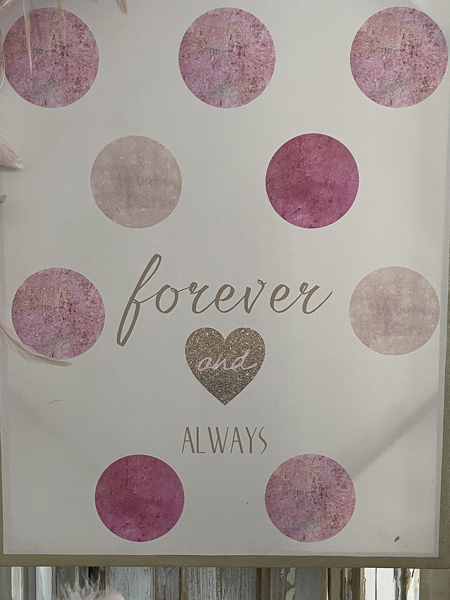 Wanddekoration in rosa, mit Punkten und dem Schriftzug "forever and always"