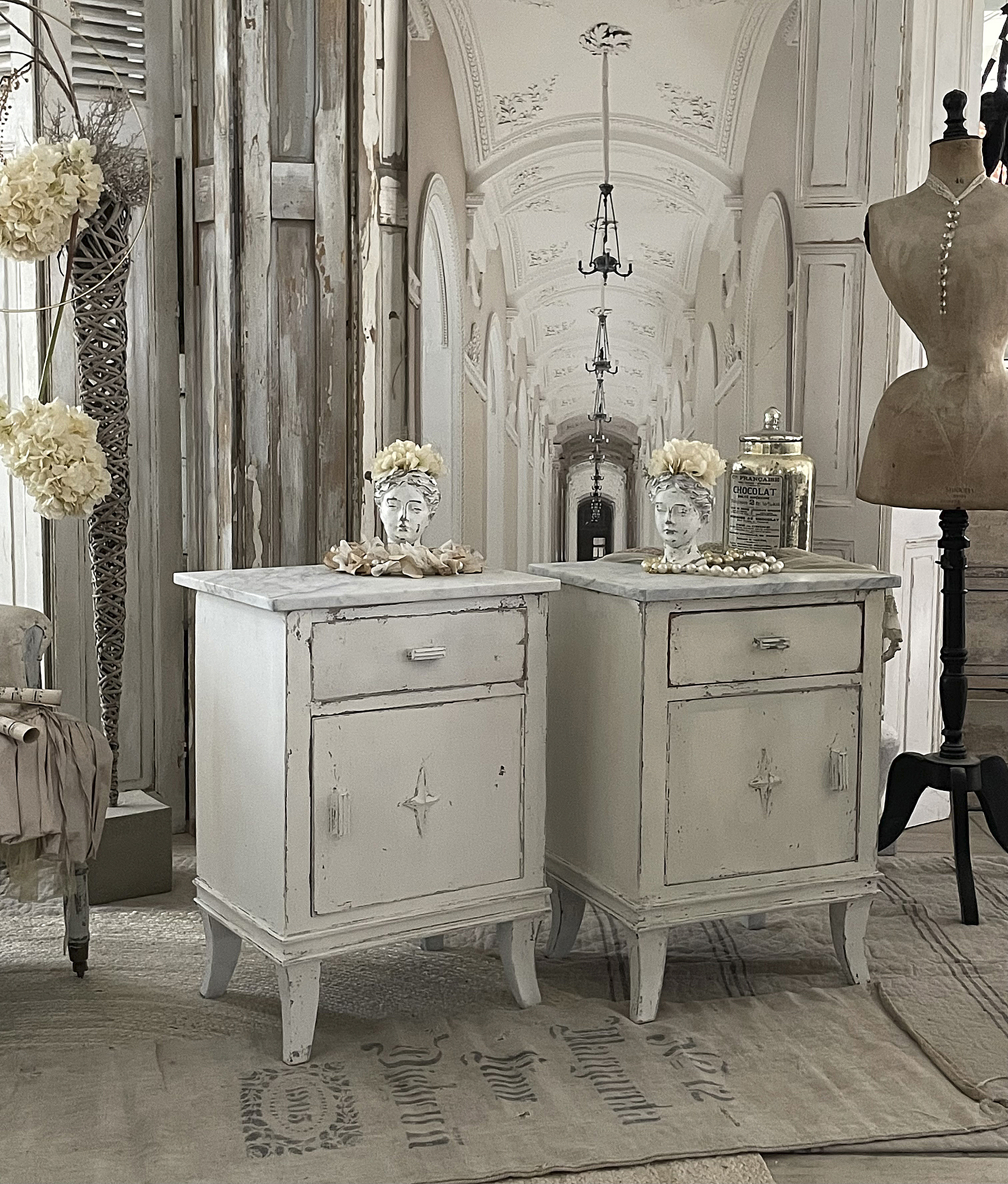 Antikes Biedermeier-Schränkchen mit Marmorplatte*** Antikes Biedermeier-Schränkchen mit Marmorplatte***