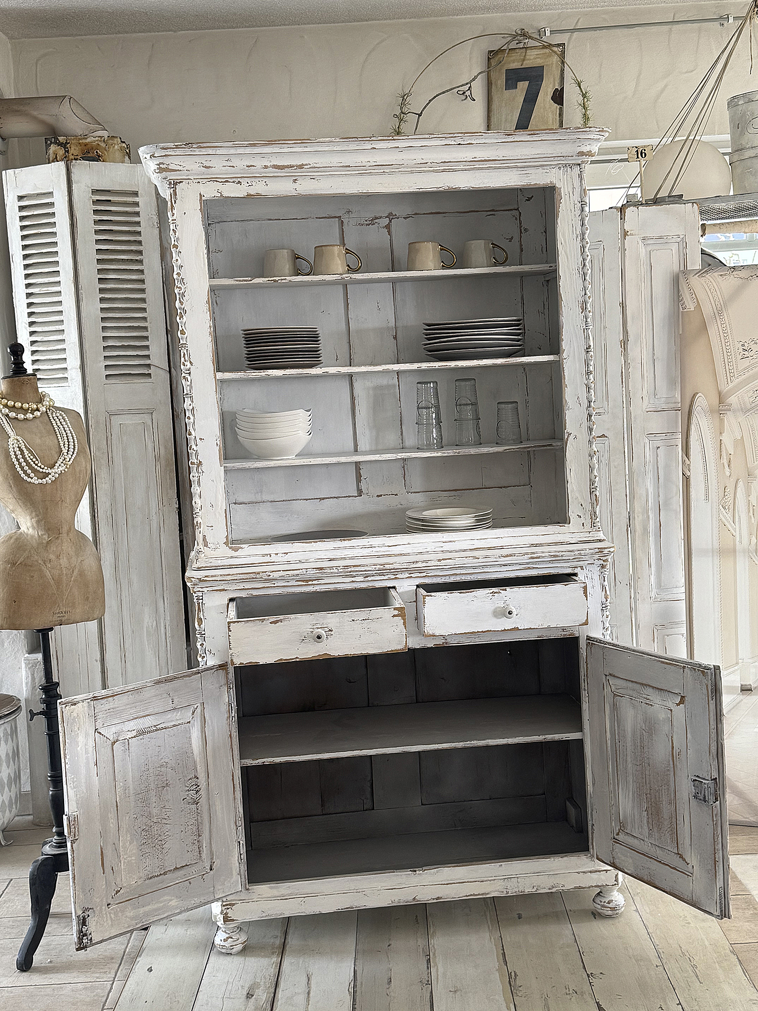 Wunderschöner Antiker Buffet-Schrank im Shabby-Chic***