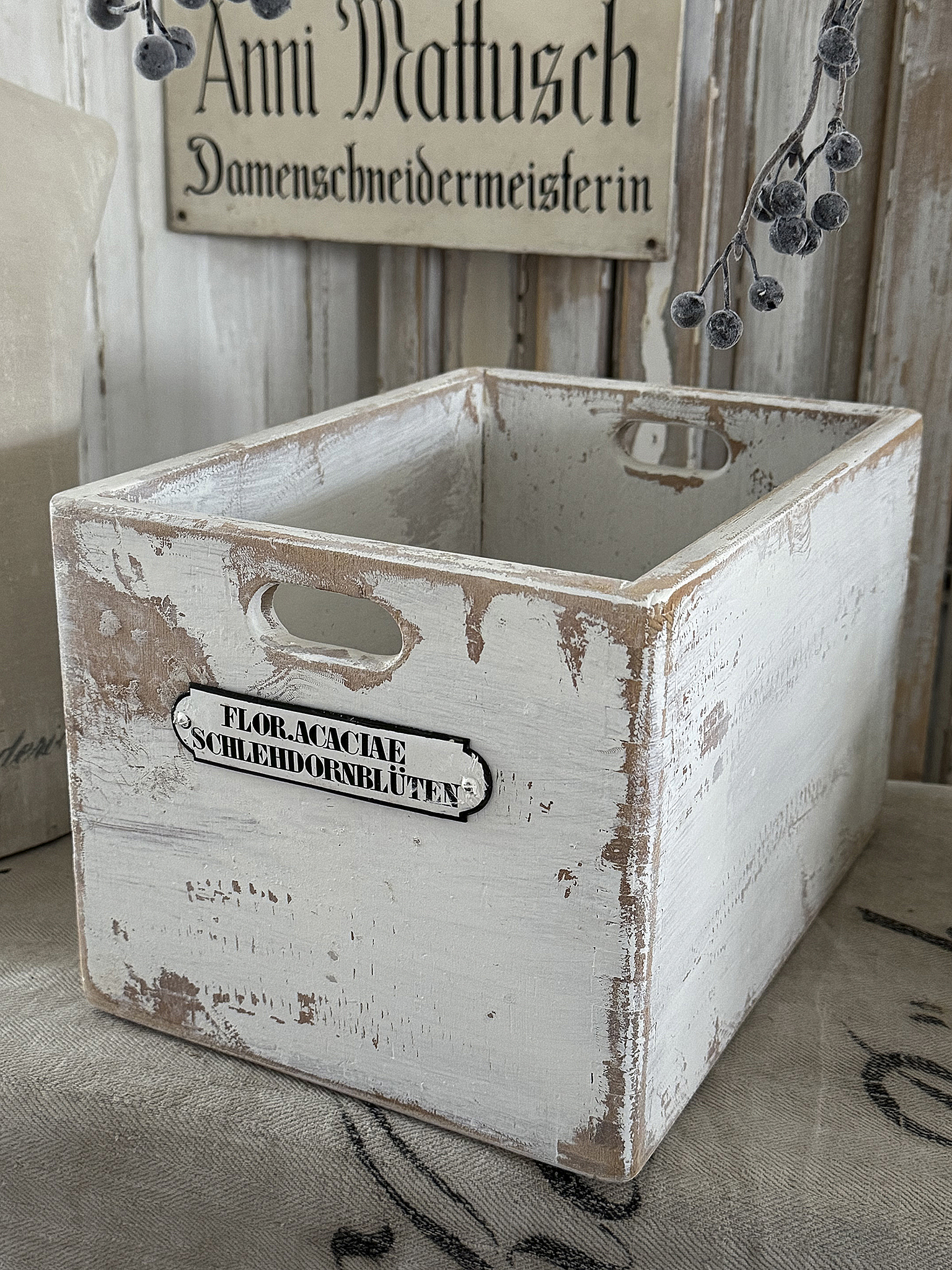 Alte Holzkiste-Schlehdornblüten***