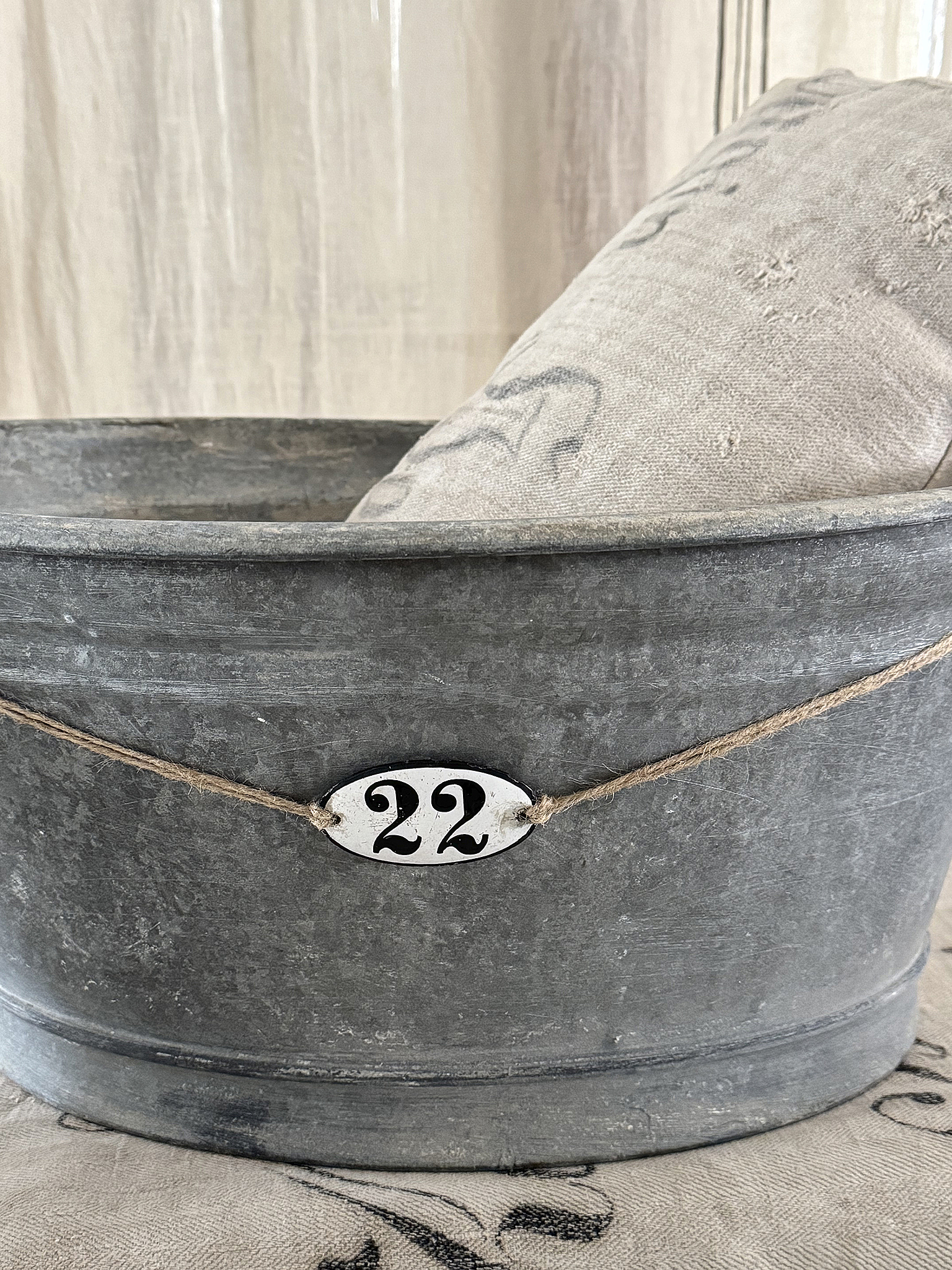 Alte Zinkwanne mit Emaille-Schild 22 ***