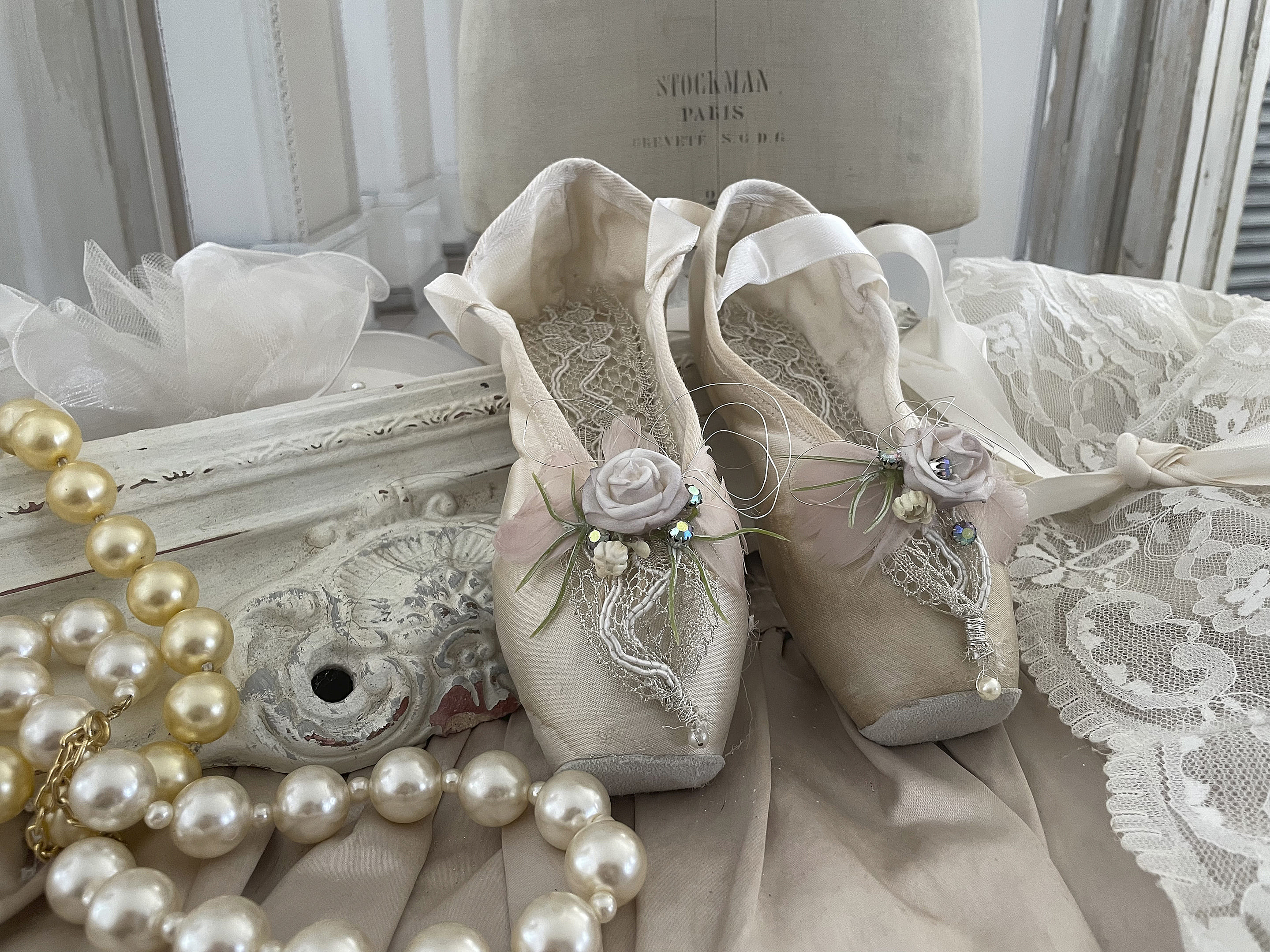 Süße alte Spitzenschuhe Shabby-weiß