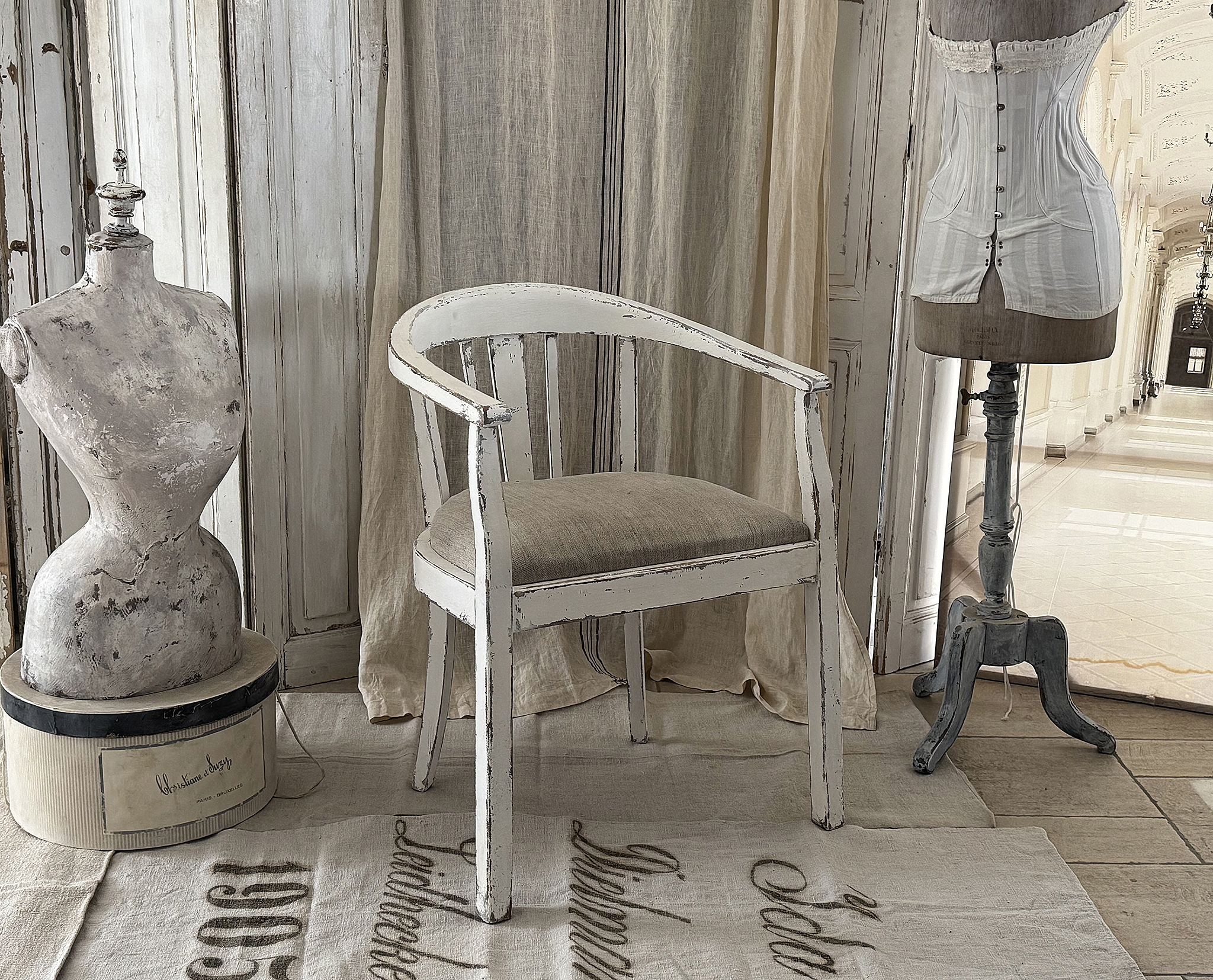 Antiker Armlehnstuhl im Shabby Chic mit Leinensack – Vintage-Liebhaberstück***