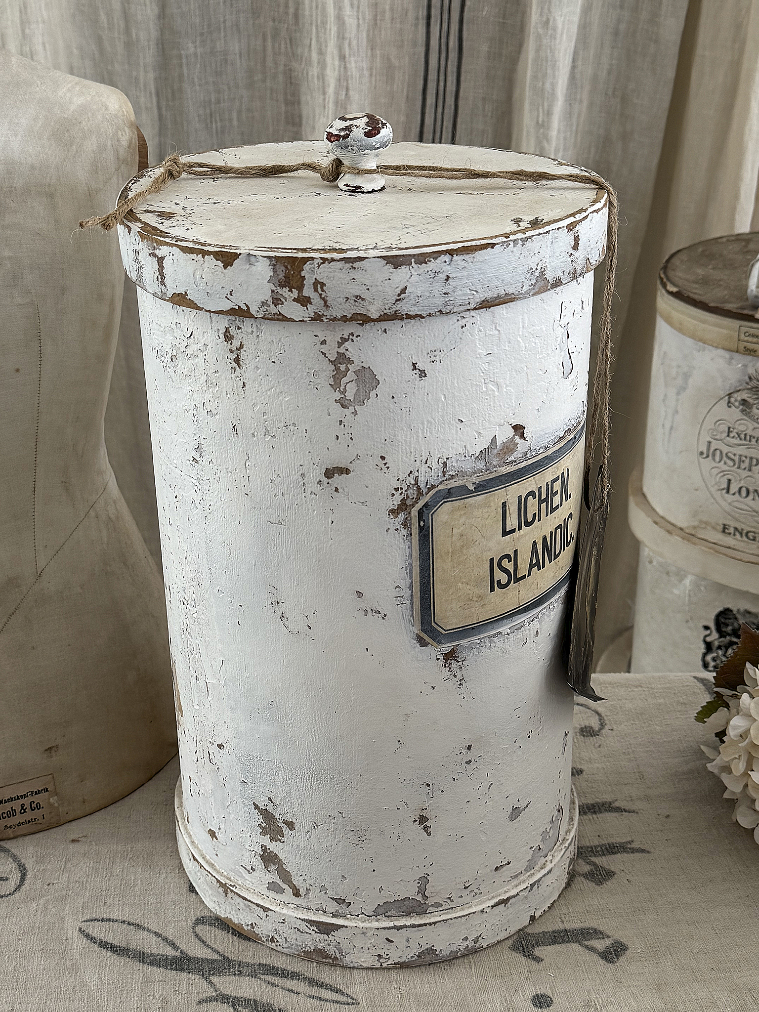 Alte große Holzdose mit antiker Schablone – nostalgischer Shabby-Chic***
