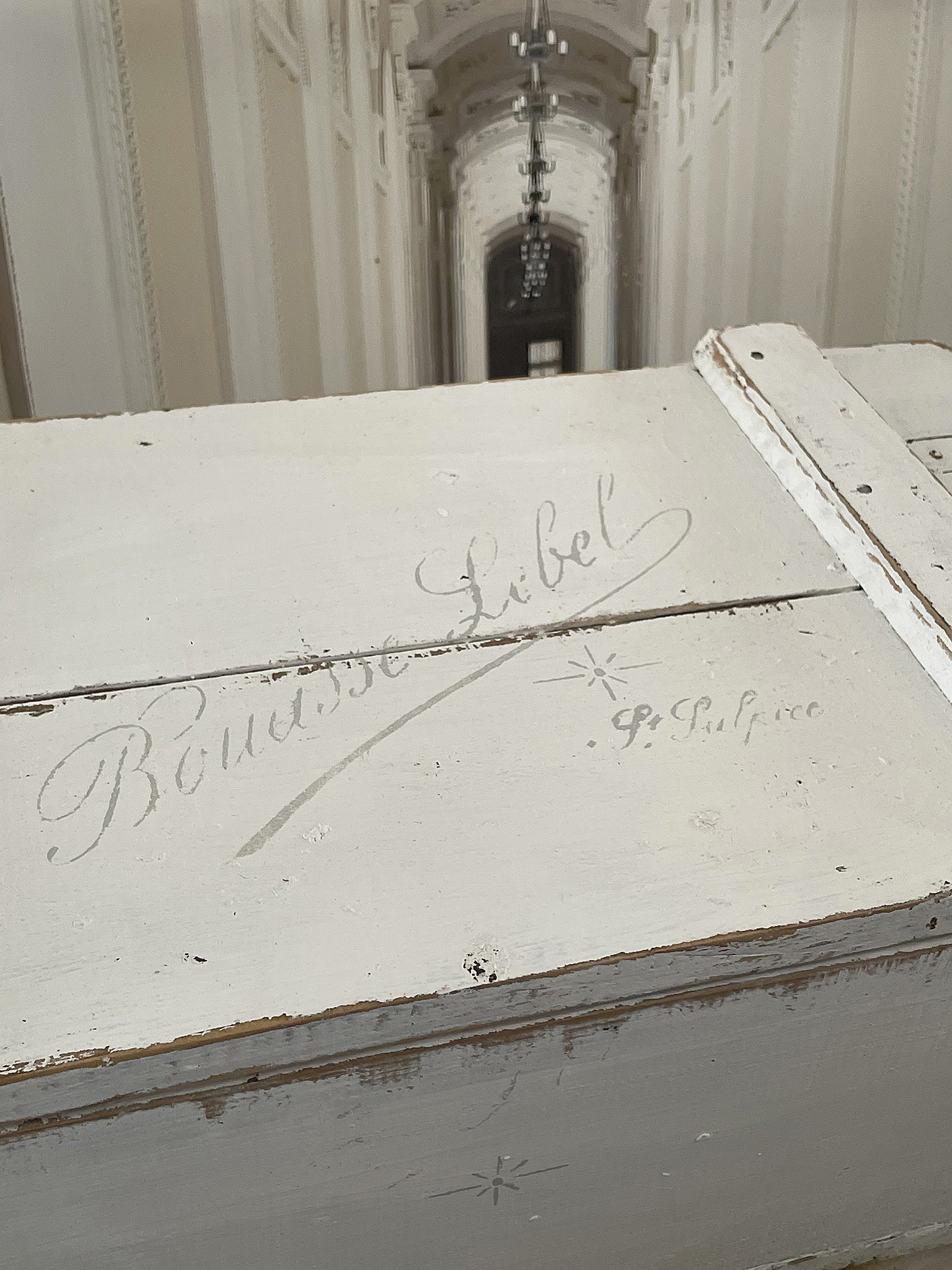 Antike Holzkiste mit feiner Schrift Detailansicht einer antiken Holzkiste mit der Beschriftung 'Bonaße Libel'