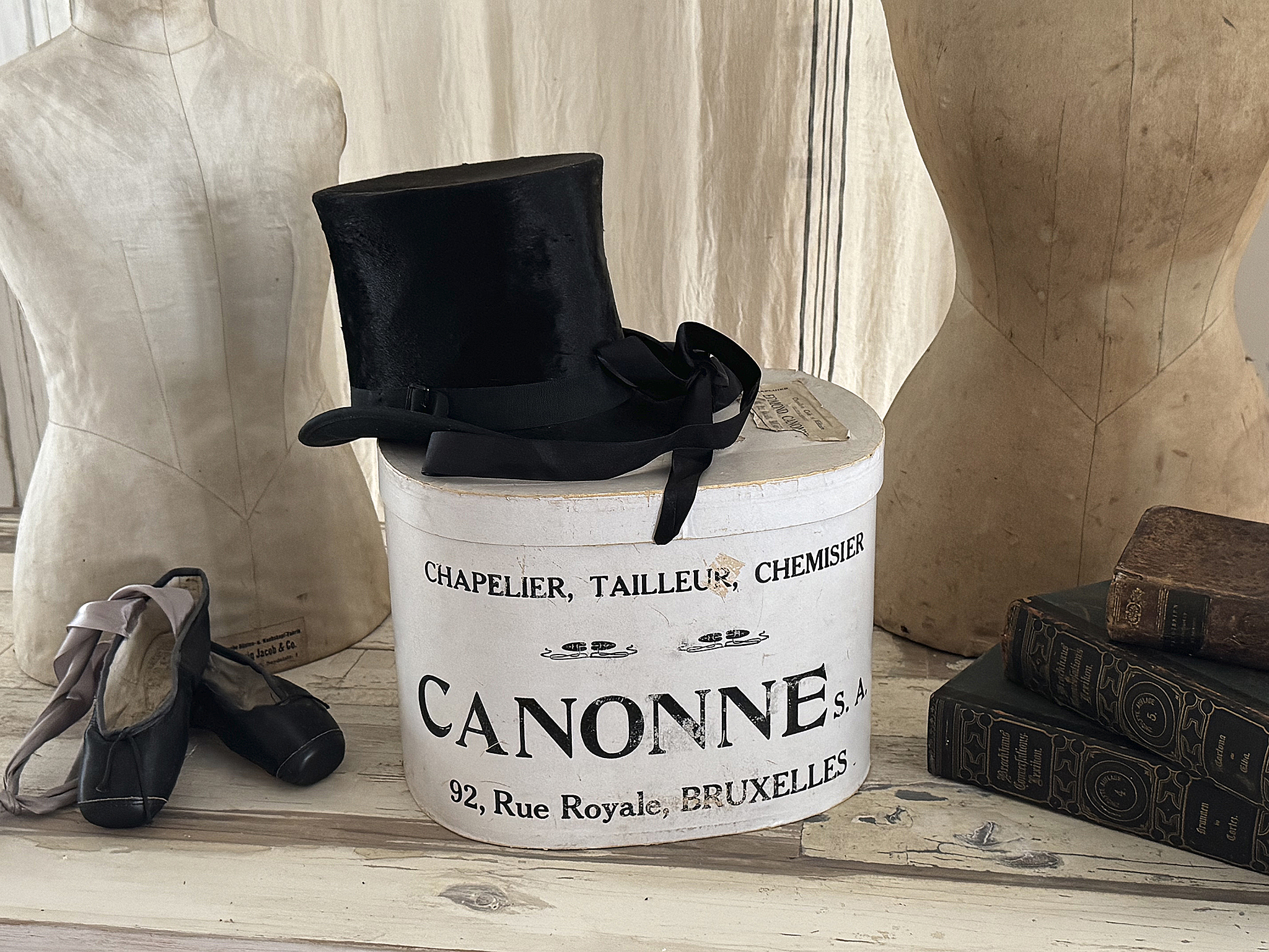  Wunderschöne alte französische Hutschachtel – ein rares Duo mit Zylinder***