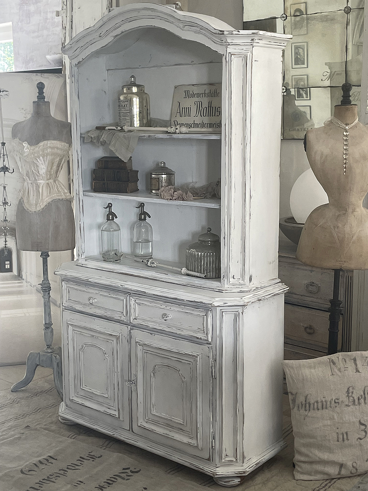 Alter Buffet-Shabbyschrank im weißen Kleid*** Alter Buffet-Shabbyschrank im weißen Kleid***