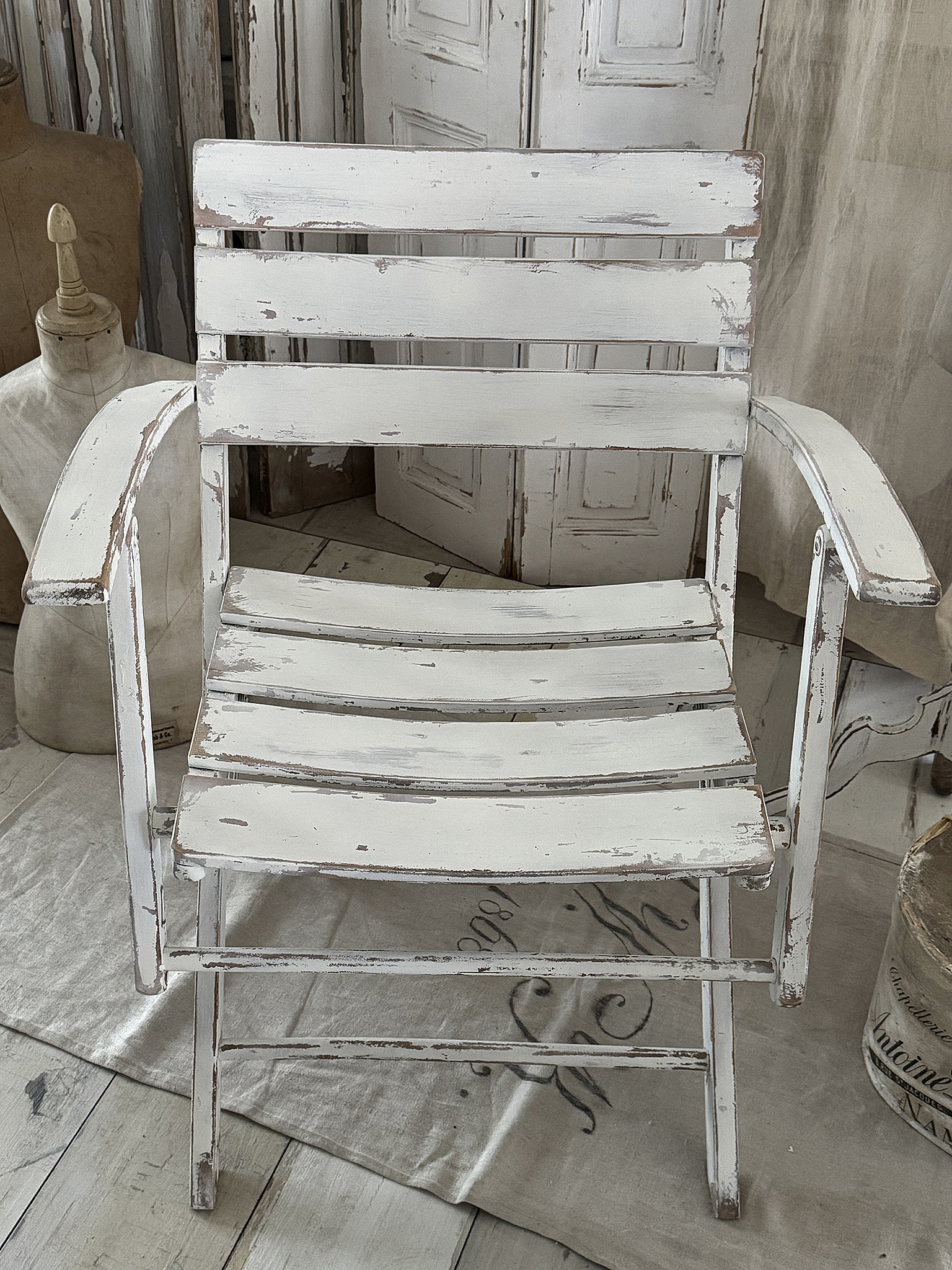 Alter bequemer Klappstuhl im Shabbykleid***