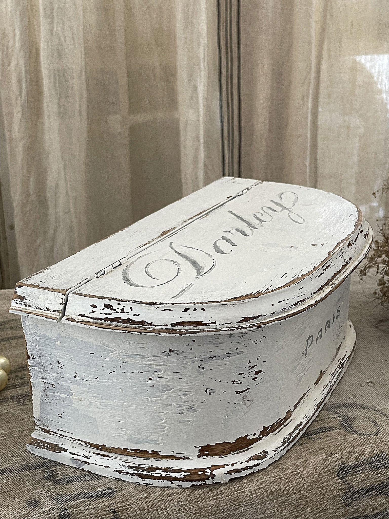 Dekorative Holzschatulle im Shabby Chic Stil Weiß-painted Holzschatulle mit antikem Finish und dem Schriftzug Paris
