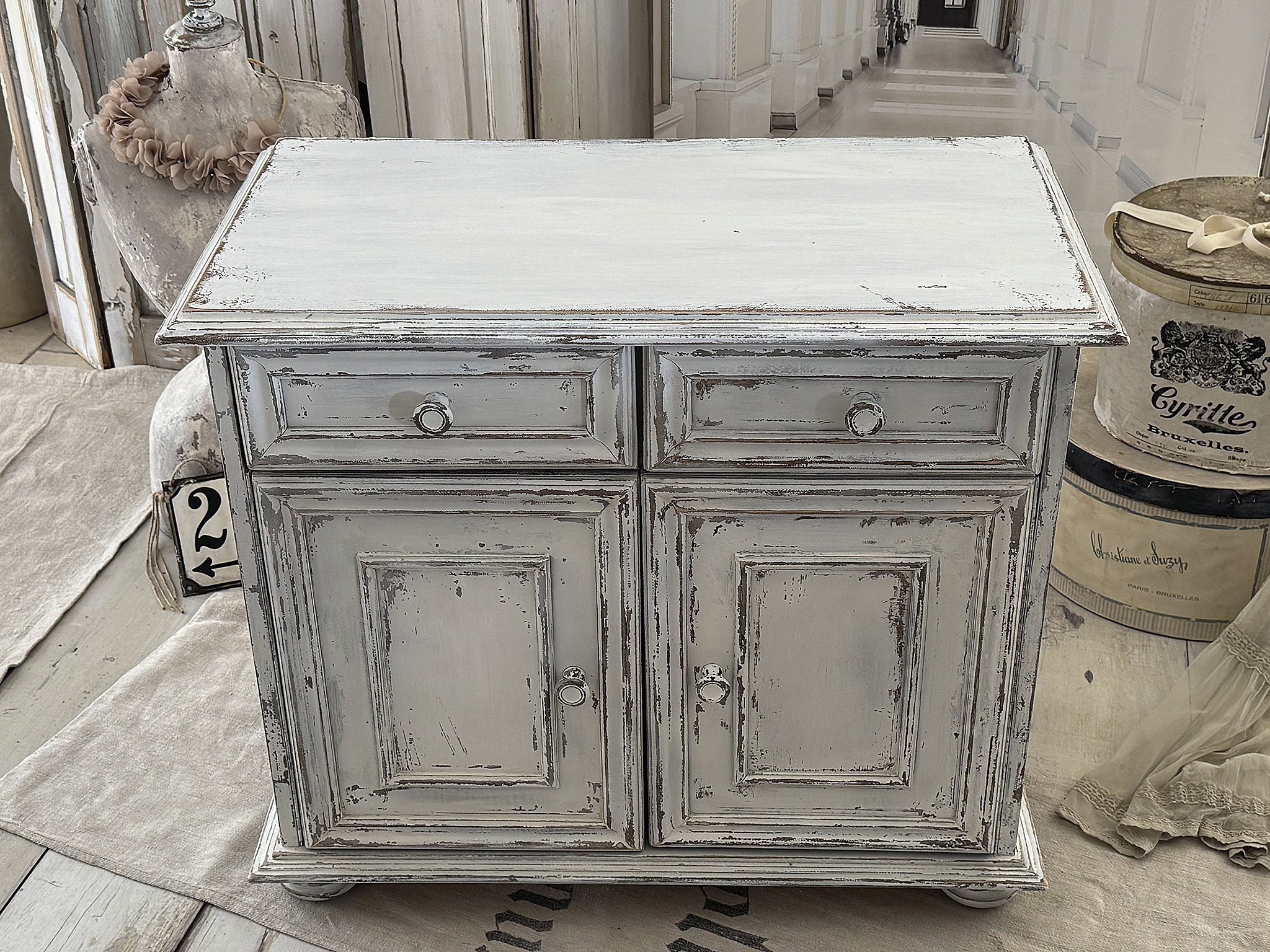 Vintage Kommode aus massiver Eiche – Shabby Chic Schränkchen in Weiß – Landhausstil***
