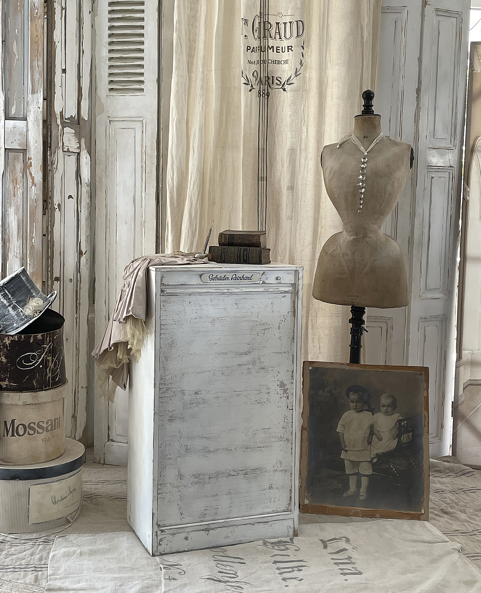 Alter Kühlschrank mit Dekoration in einem nostalgischen Raum