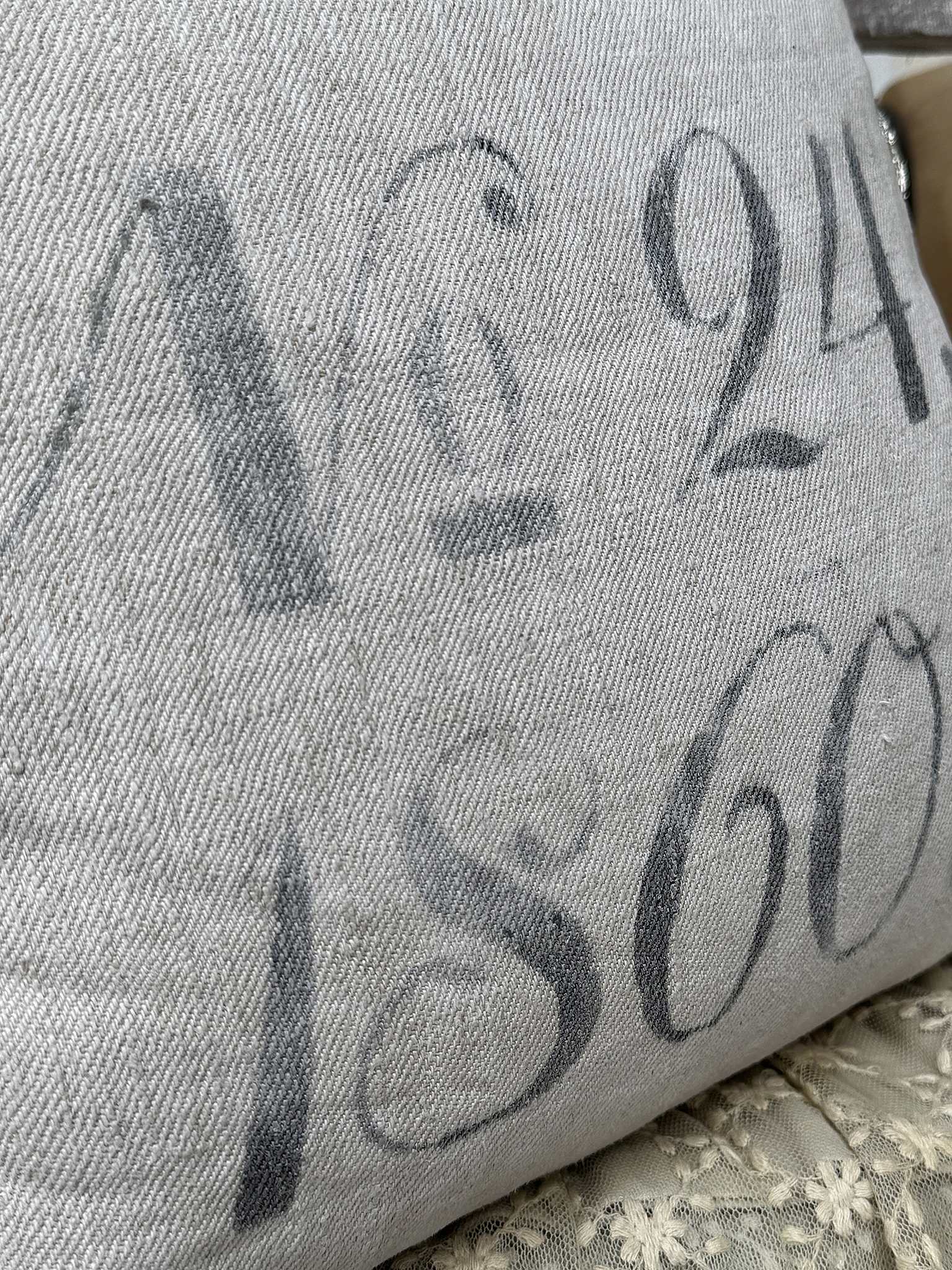 Stoffkissen mit nummerischem Druck und antiquarischem Design