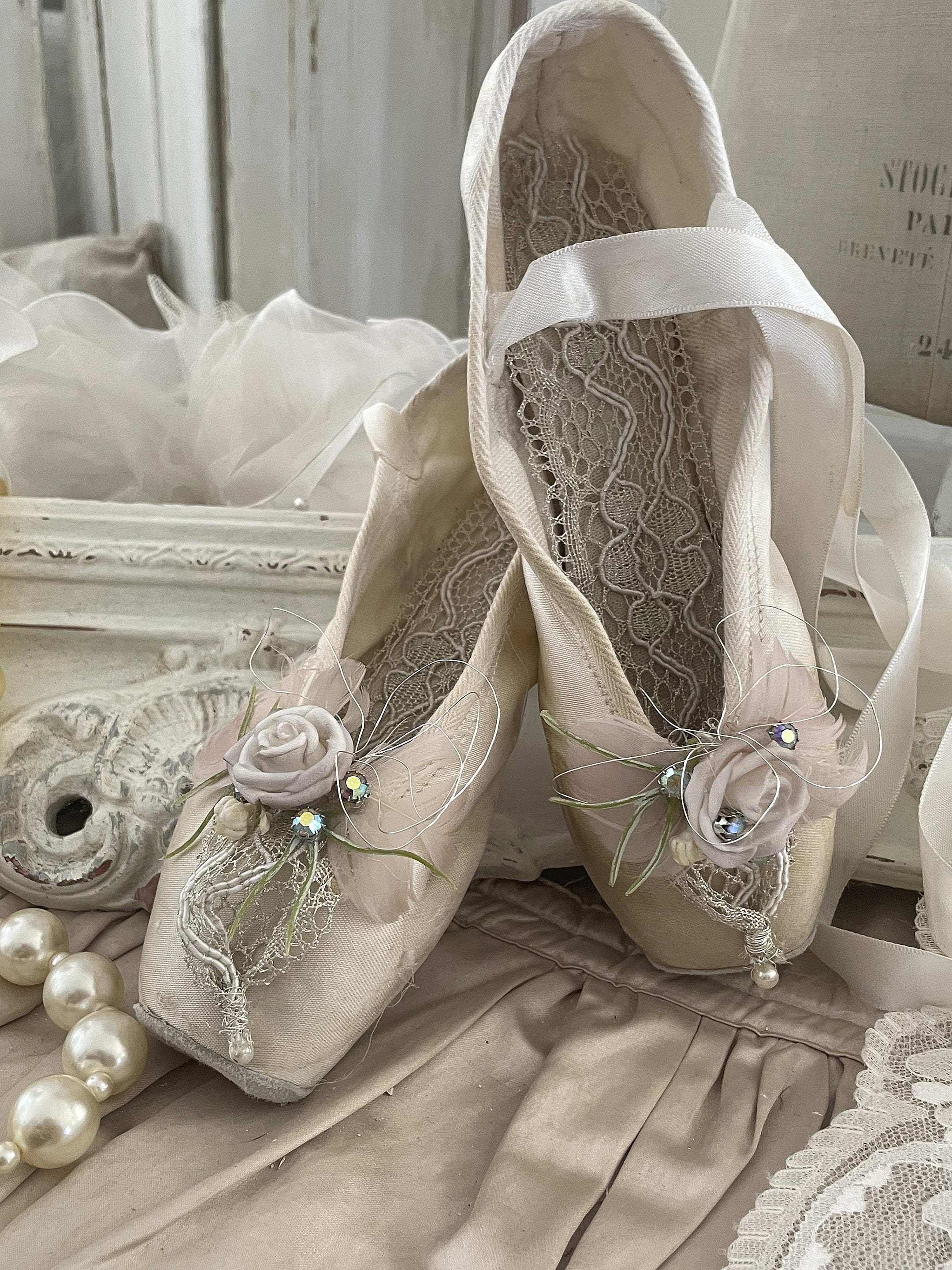 Süße alte Spitzenschuhe Shabby-weiß