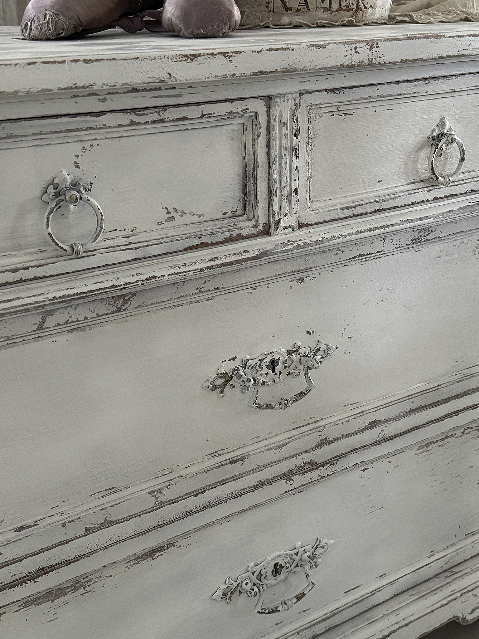 Antike Schubladenkommode im edlen Vintage-Kleid***