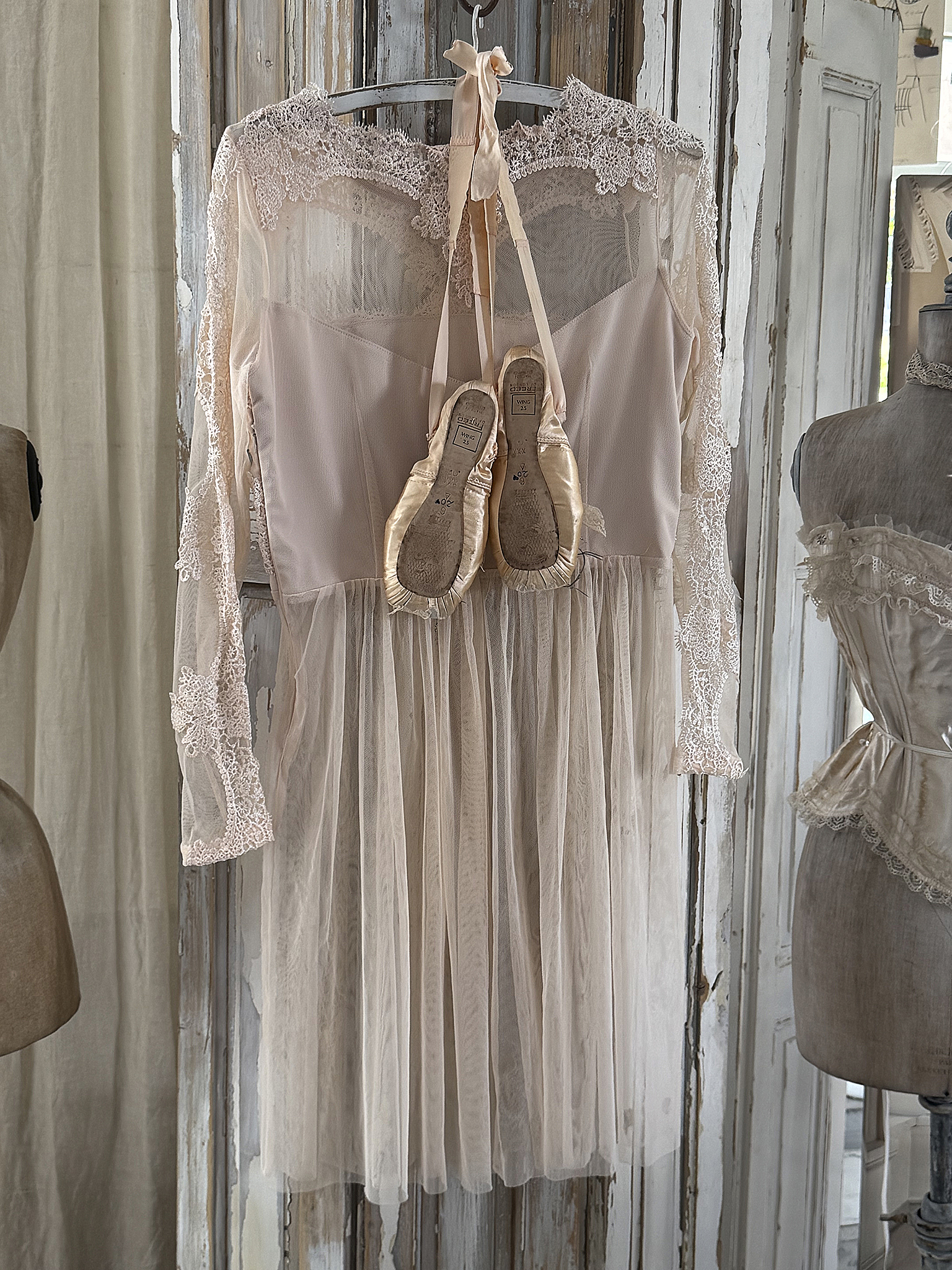 Altes Spitzenkleid mit Bügel und Vintage-Spitzenschuhe*** Altes Spitzenkleid mit Bügel und Vintage-Spitzenschuhe***