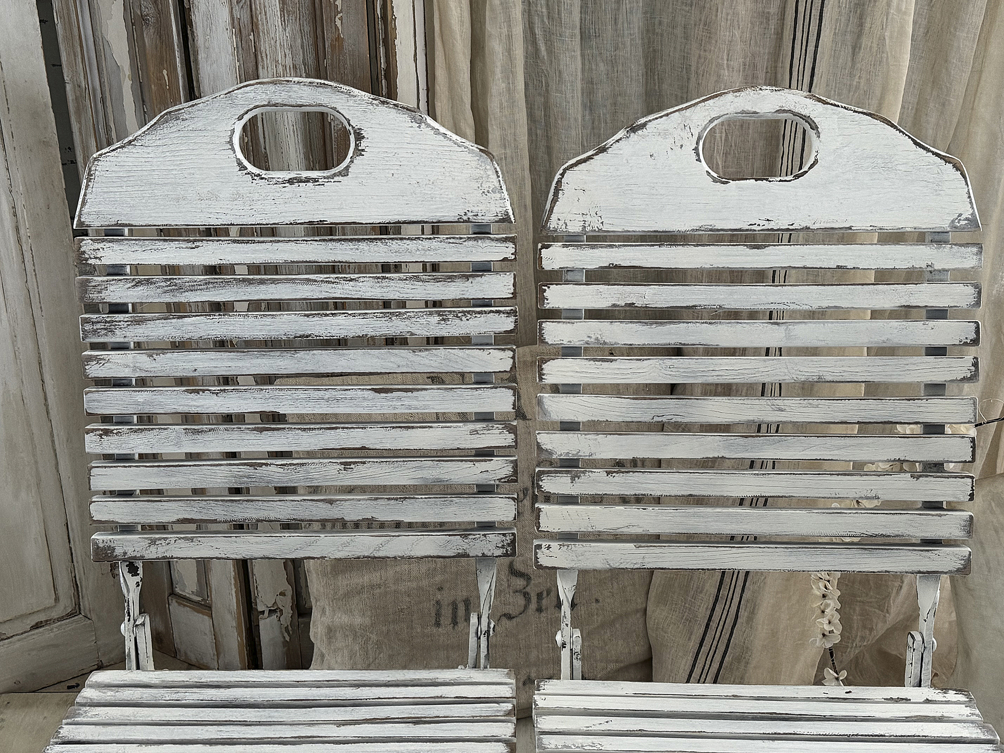 Charmante ältere Gartenstühle im mattweißen Shabby-Chic***