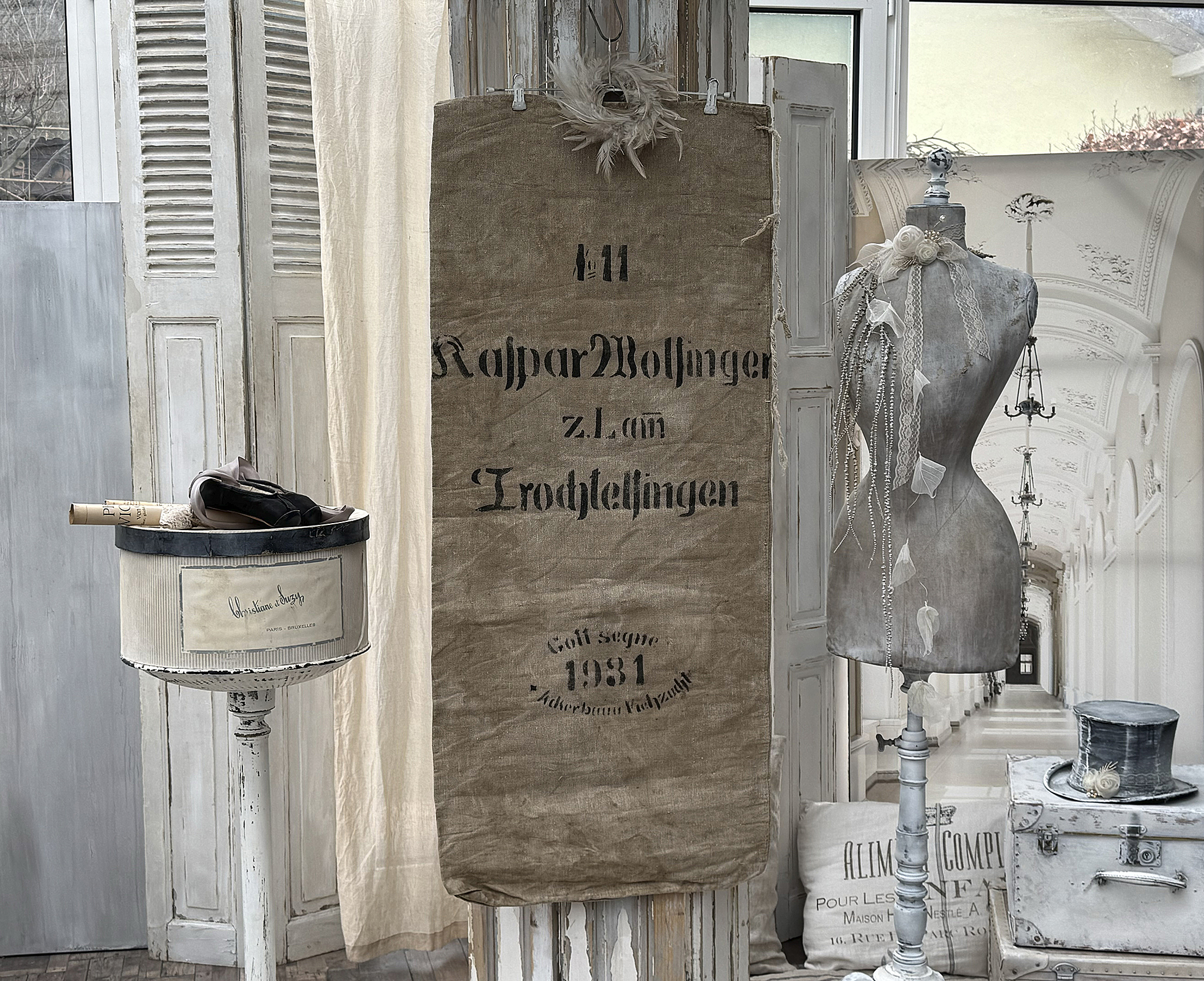 Dekoratives Leinenbanner aus dem Jahr 1931, handgeschriebene Schriftzüge und nostalgische Objekte in einem stilvollen Raum.