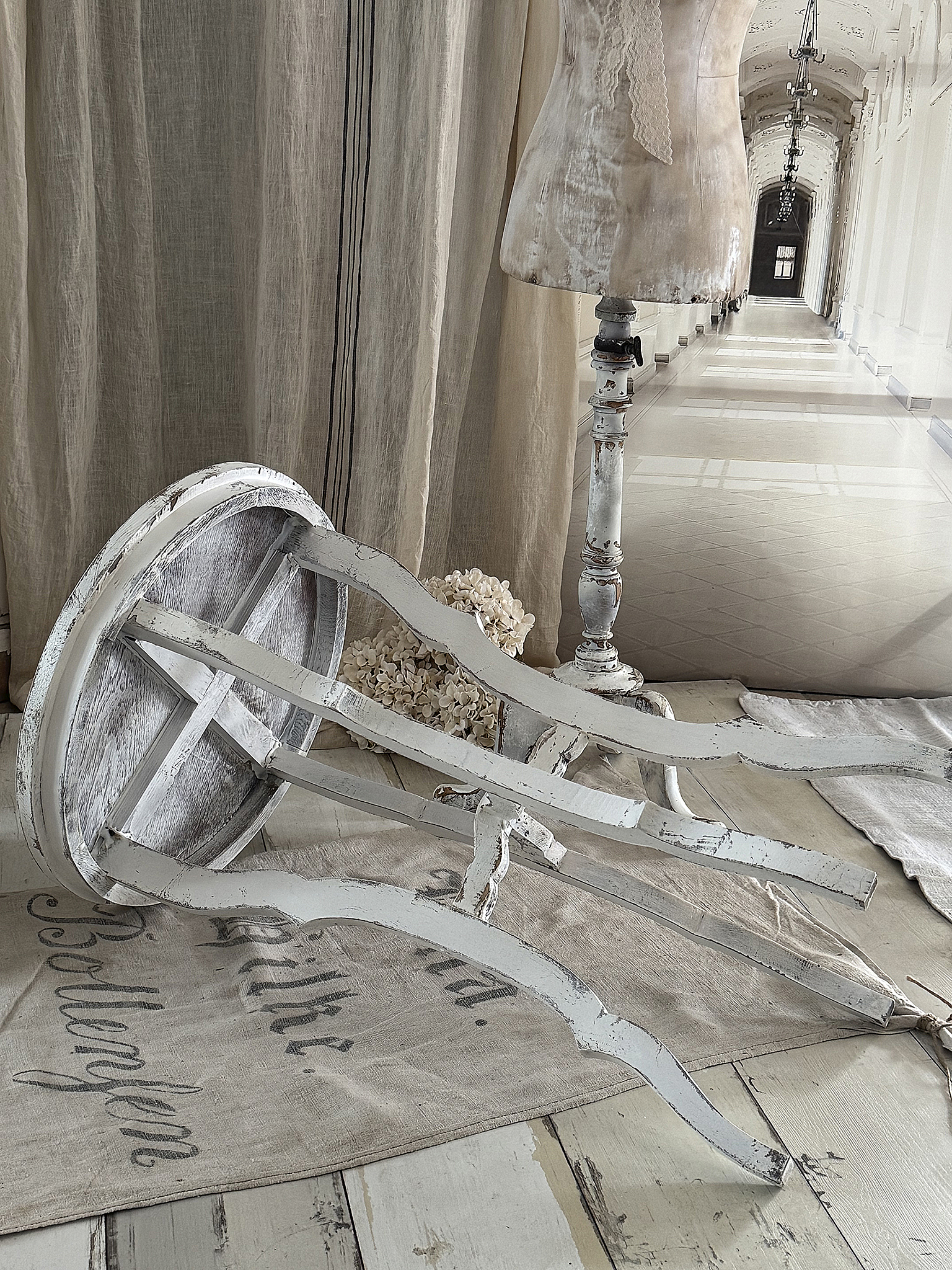 Antiker runder Beistelltisch – Shabby-pur***