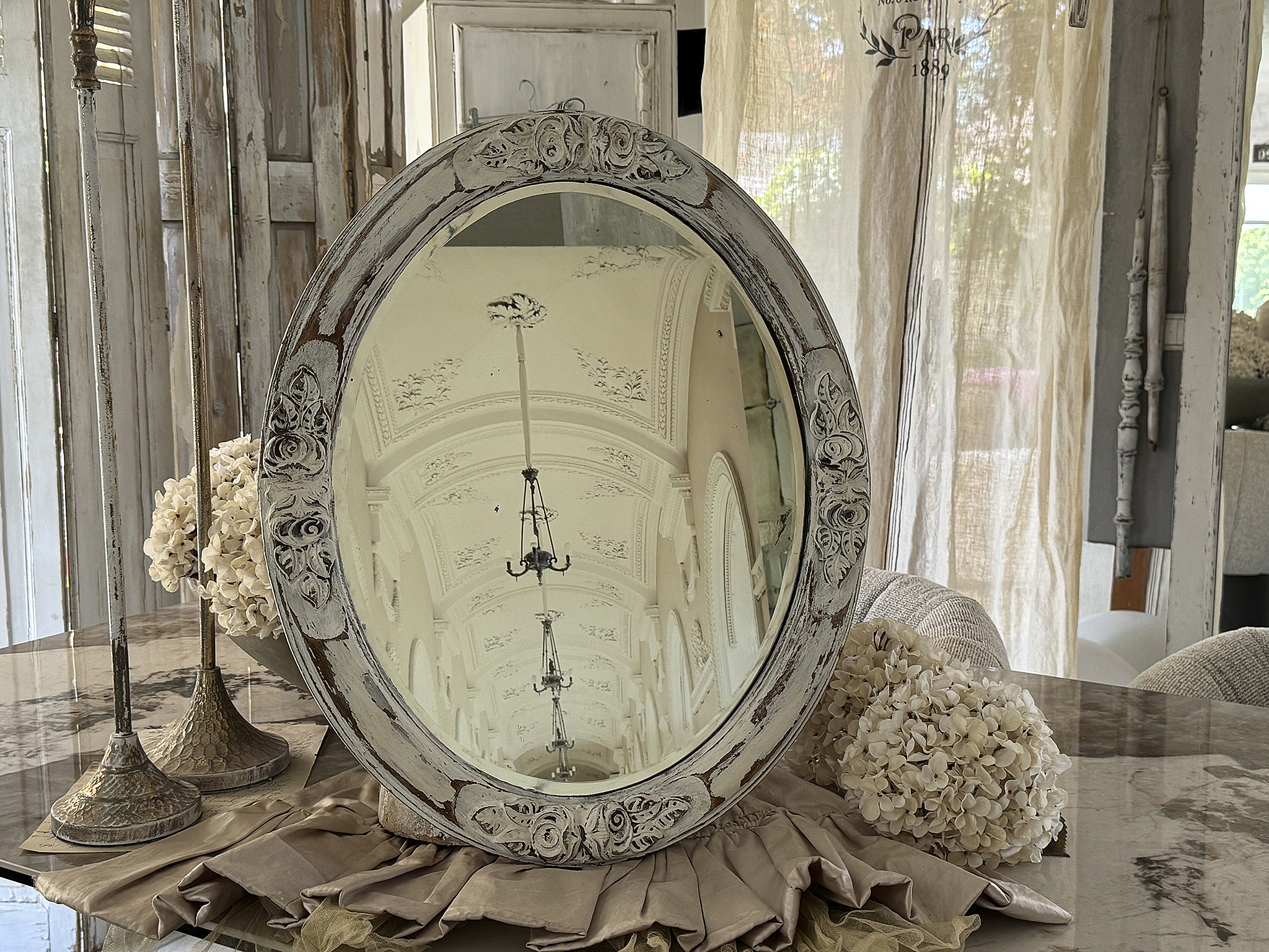 Romantischer ovaler alter Wandspiegel im Shabby-Chic***