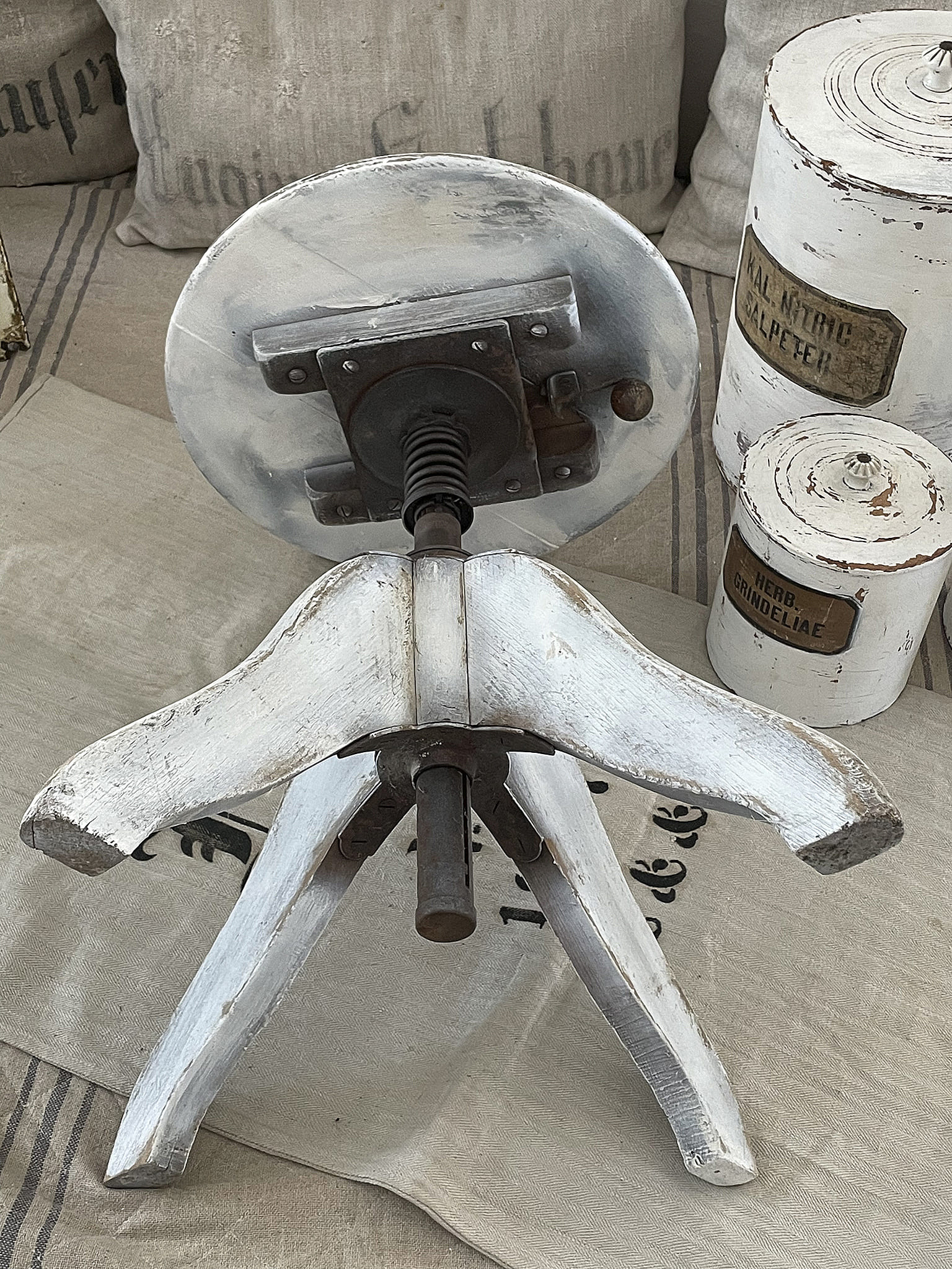 Verstellbarer Holz-Hocker in vintage Design mit einem stabilen Fuß und einem runden Sitz