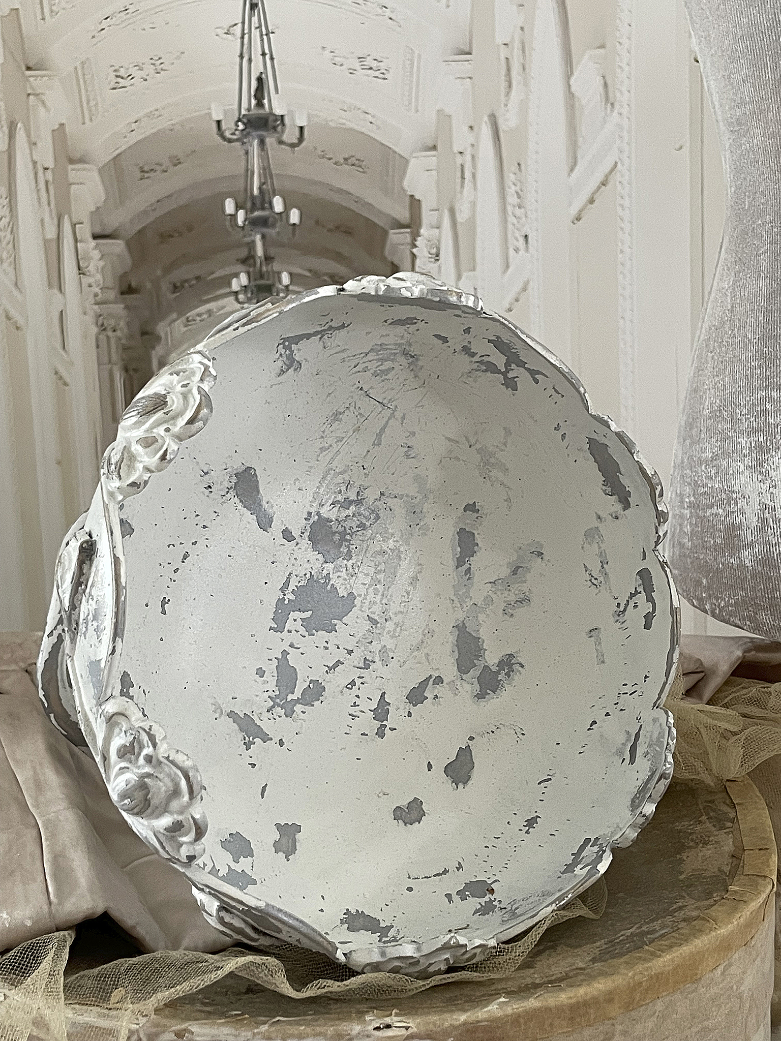 Dekorative Schale im Vintage-Stil mit gut sichtbarer Patina Ansicht einer dekorativen Schale aus Vintage-Material mit abgeblätterter Farbe und zurückhaltendem Design.